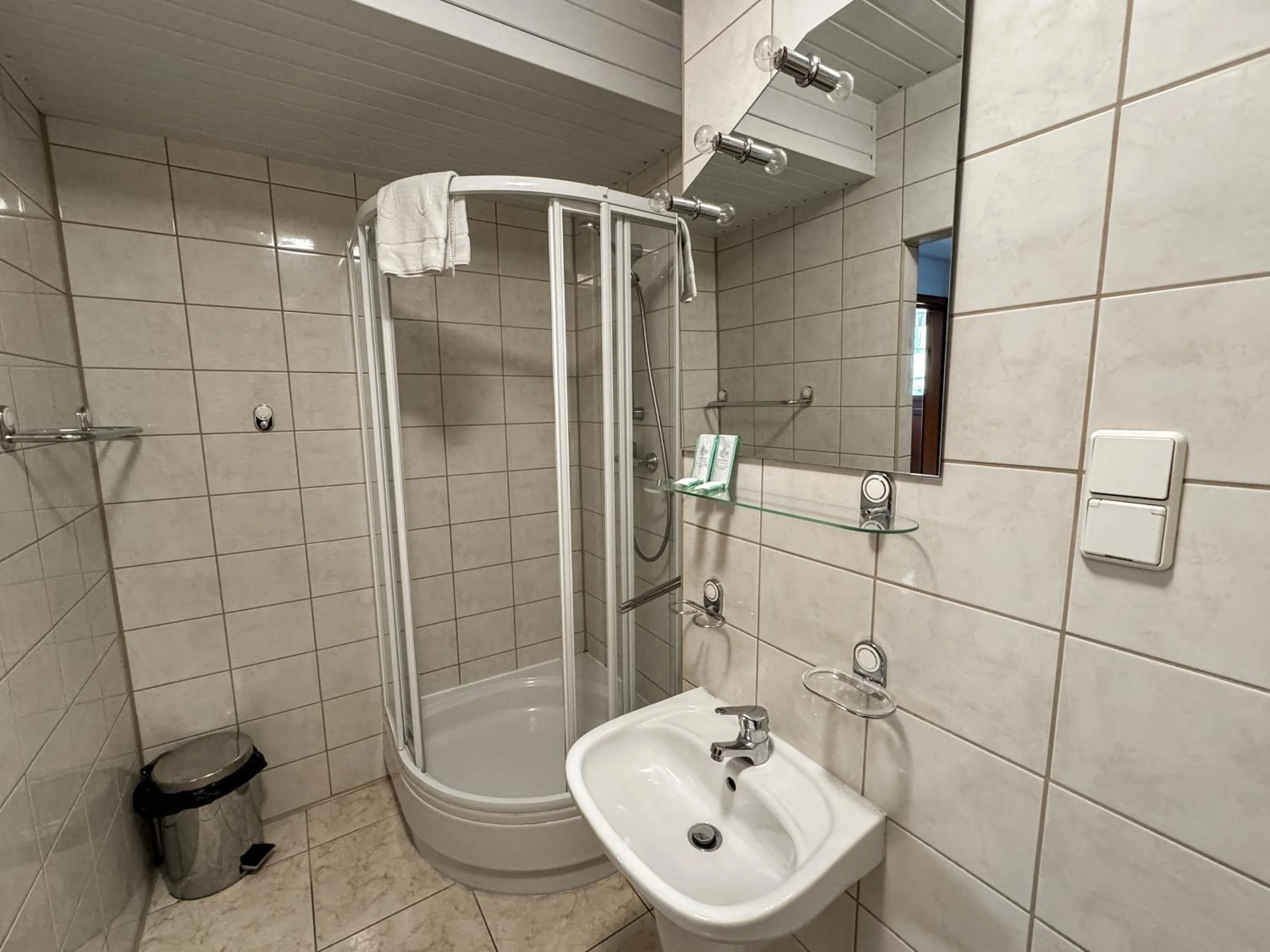 Shower in Hotel Echo