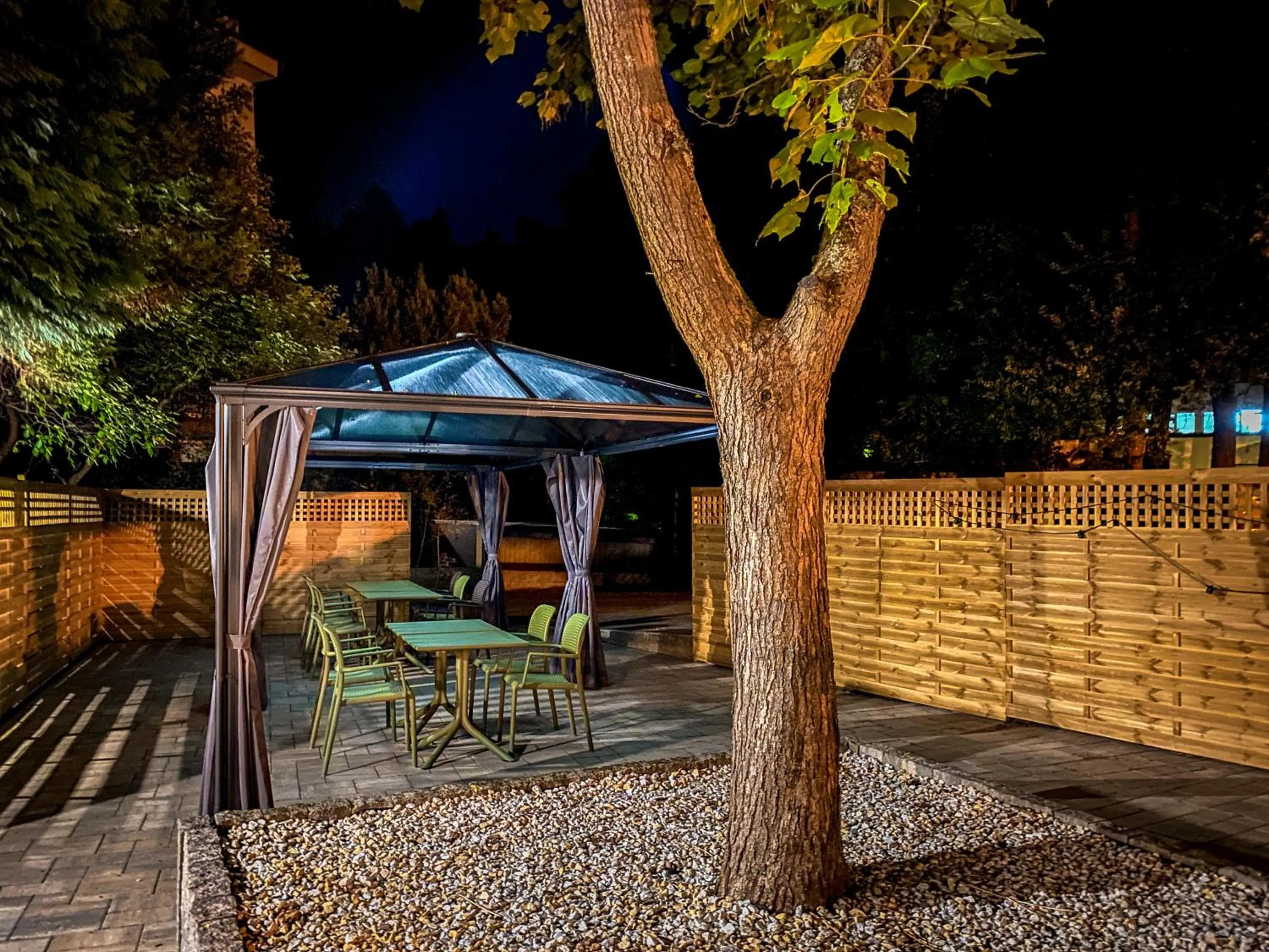 Restaurant/places to eat in Hotel Echo