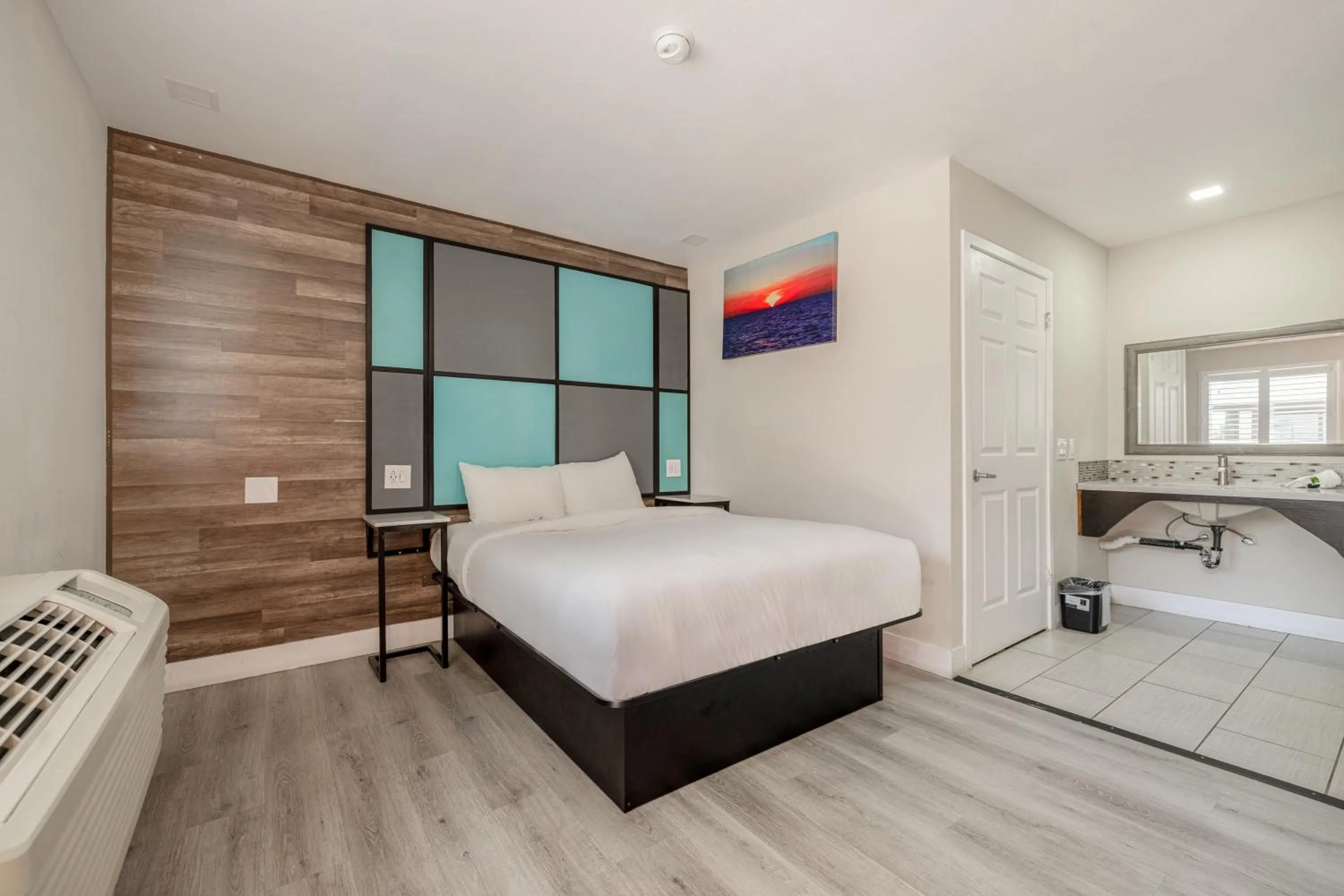 Queen Bed Accessible Non-Smoking in Hotel Avenida Victorville I 15
