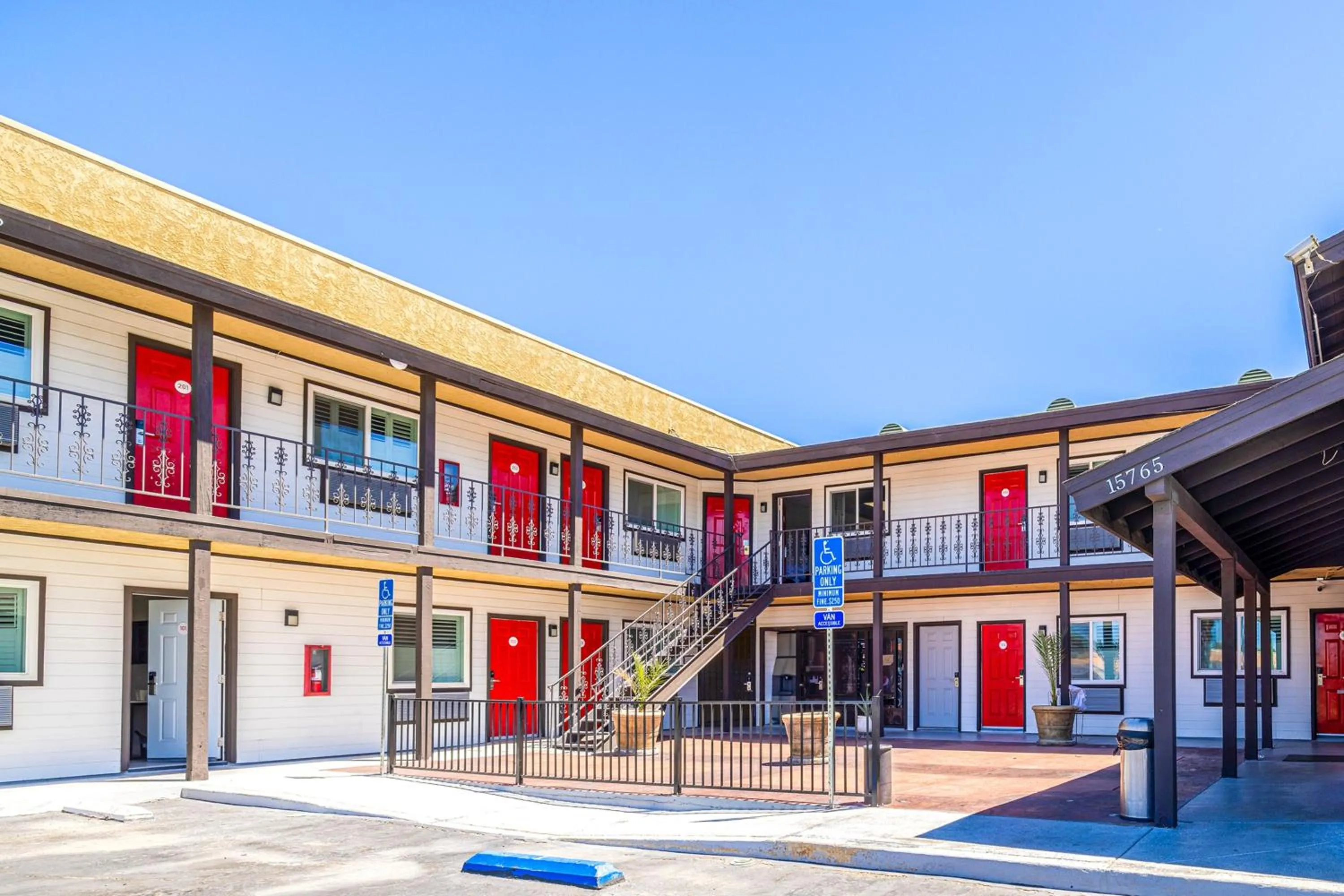 Hotel Avenida Victorville I 15