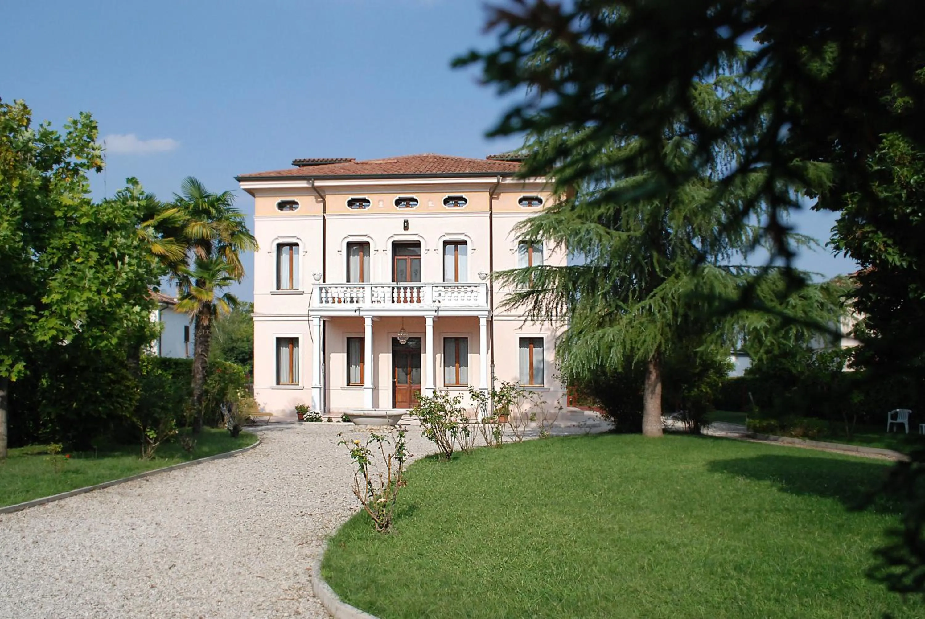 Facade/entrance in B&B Villa Romano
