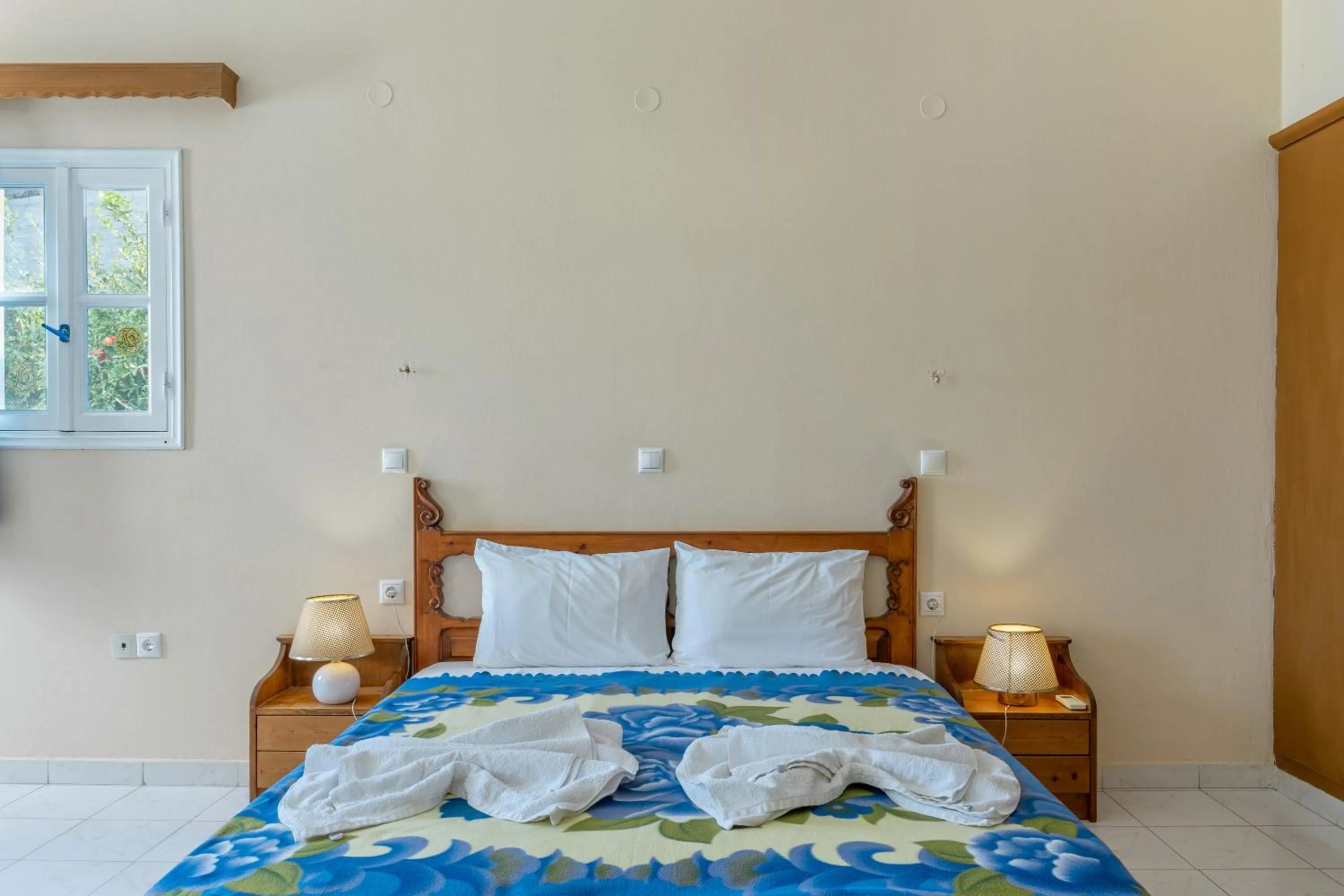 Living room, Bed in Hotel Glaros Karpathos