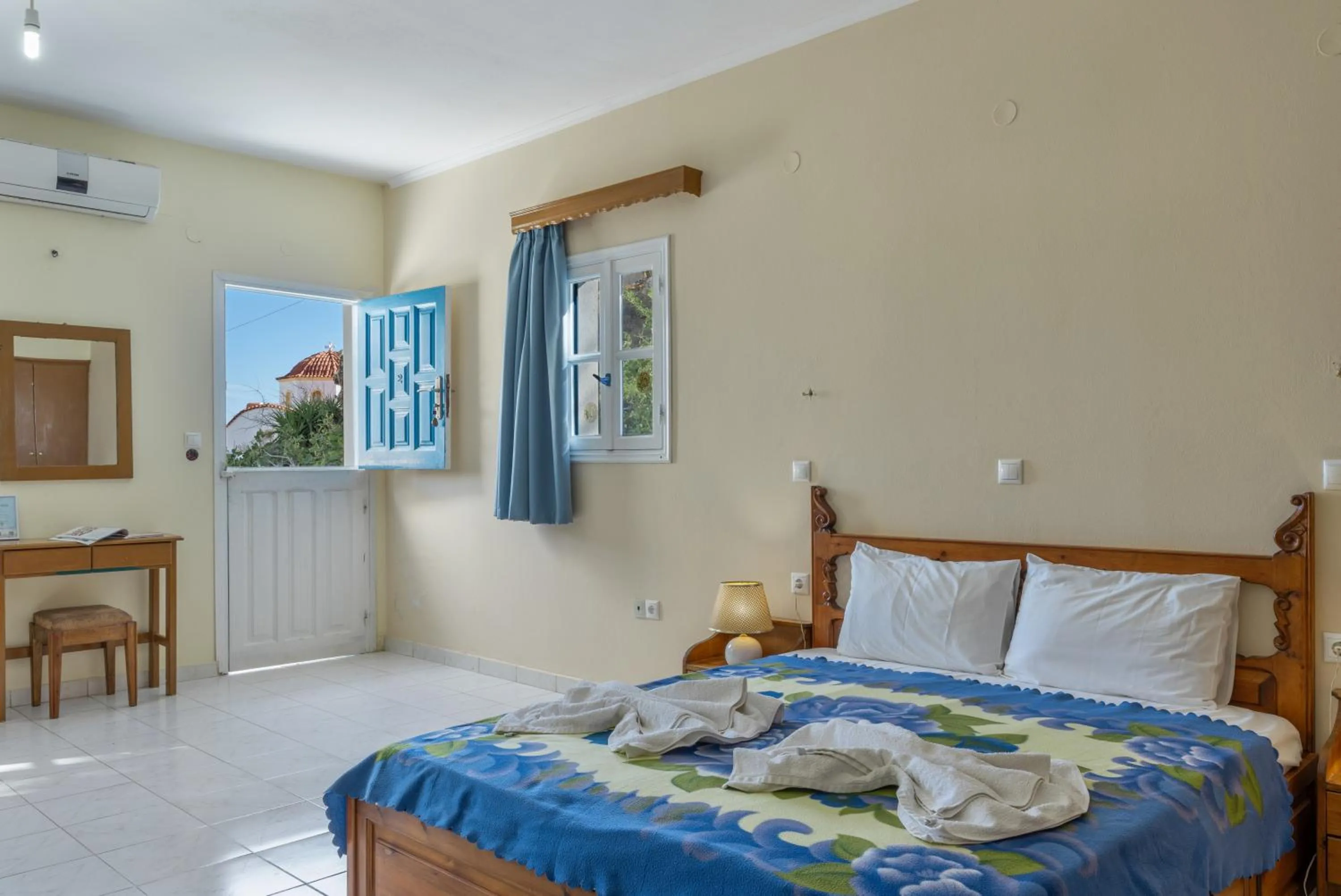 Property building, Bed in Hotel Glaros Karpathos