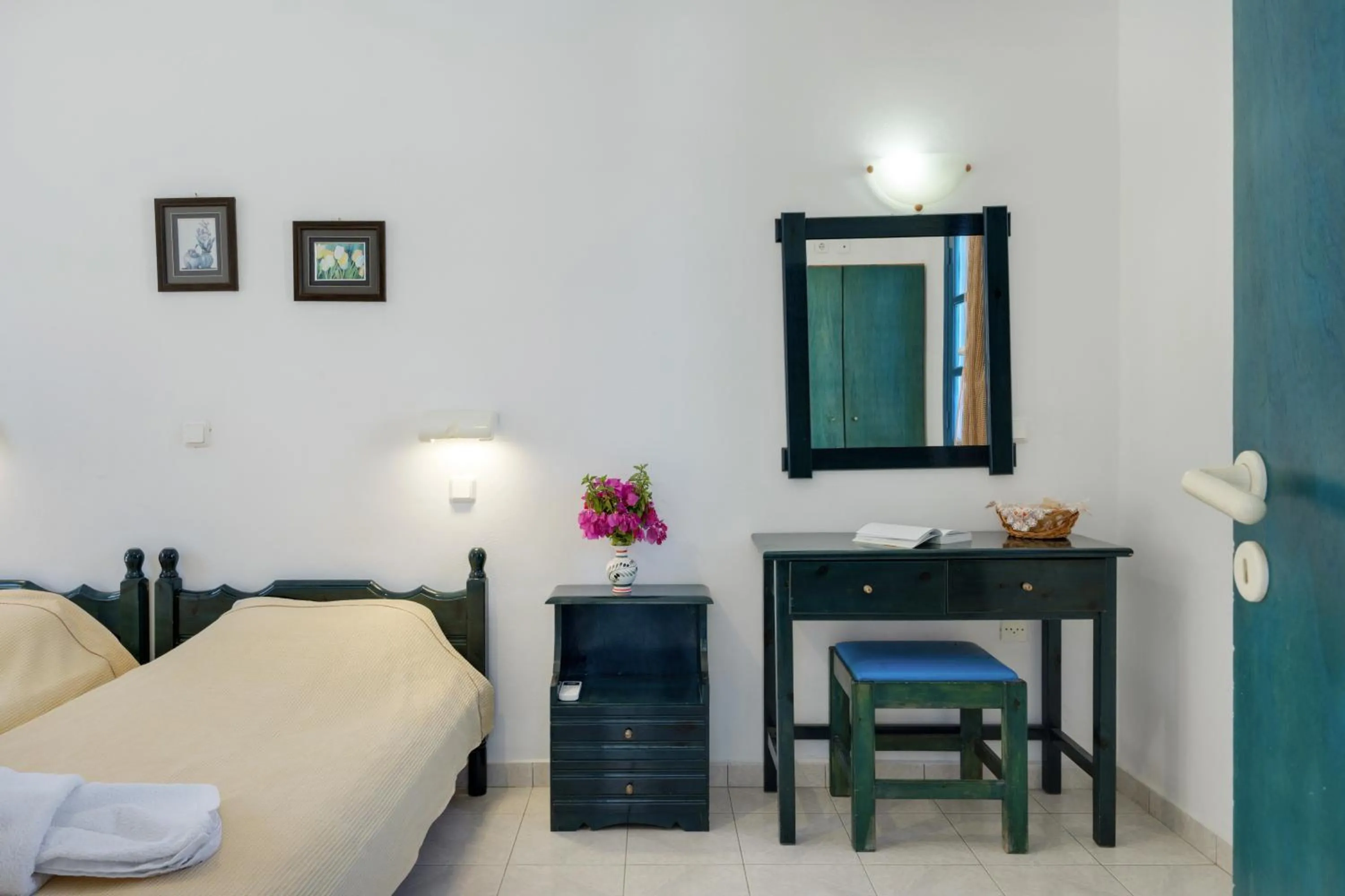 Living room, Bed in Hotel Glaros Karpathos