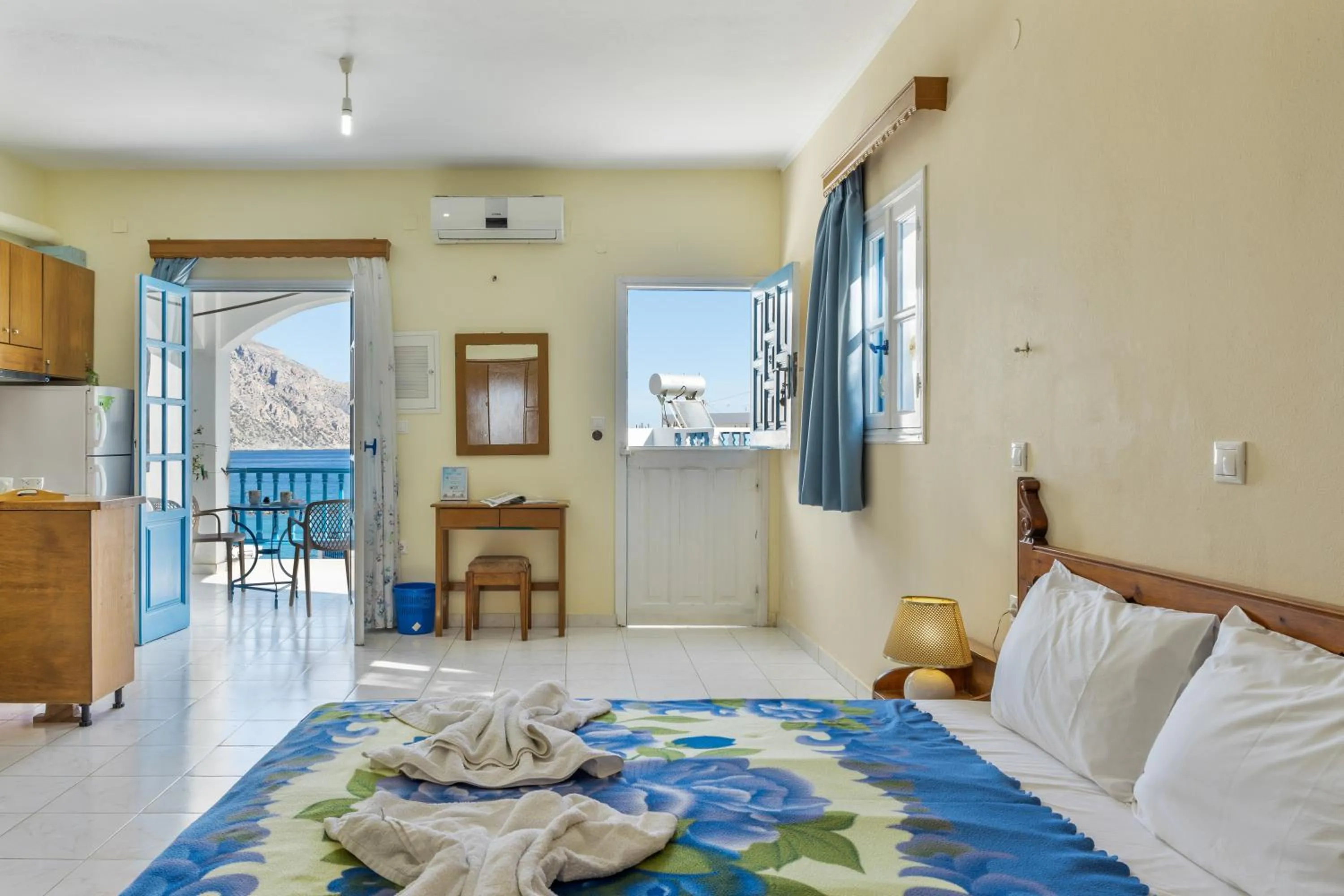 Property building, Bed in Hotel Glaros Karpathos
