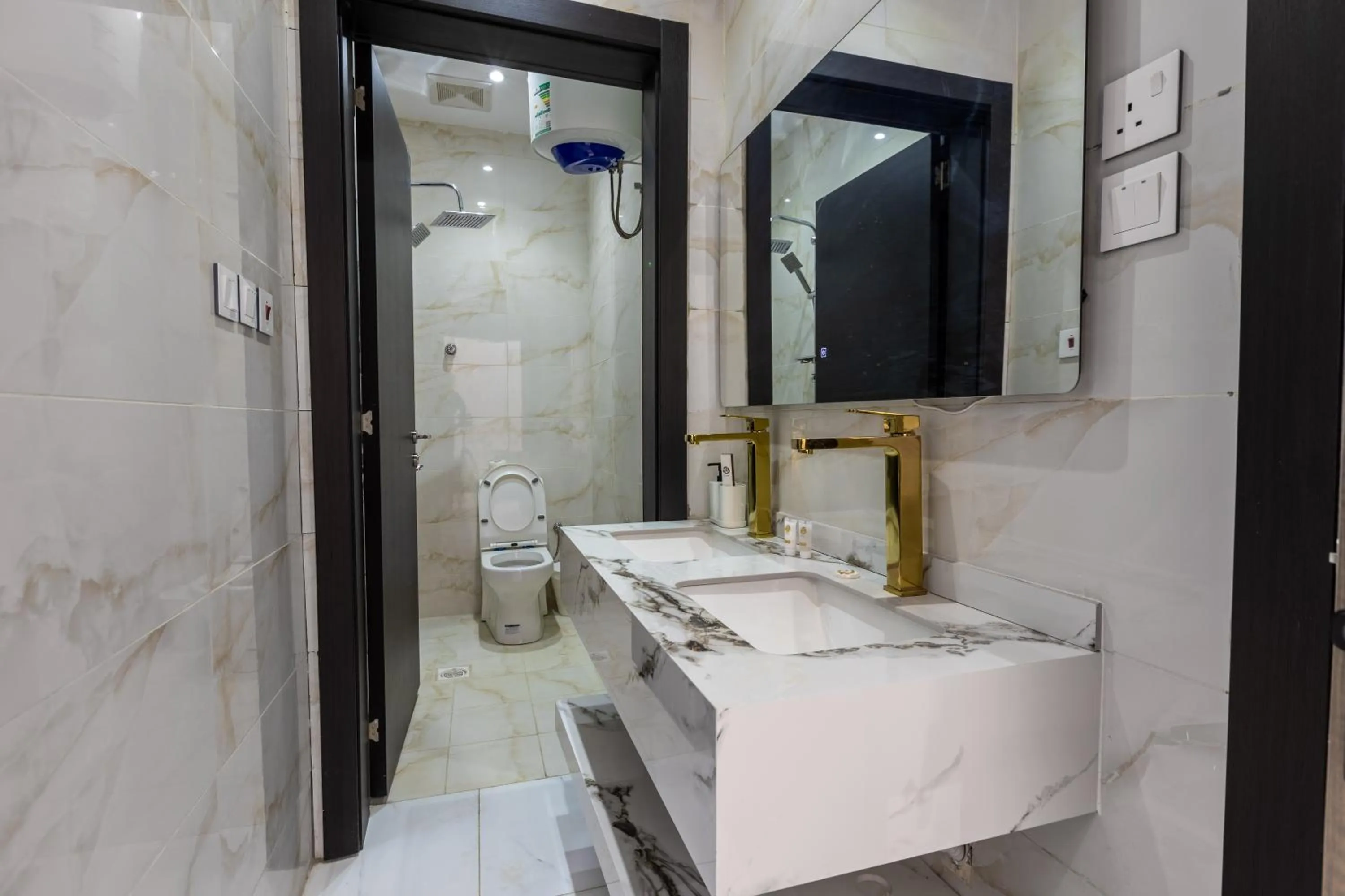 Shower in Al-Jamwaut B