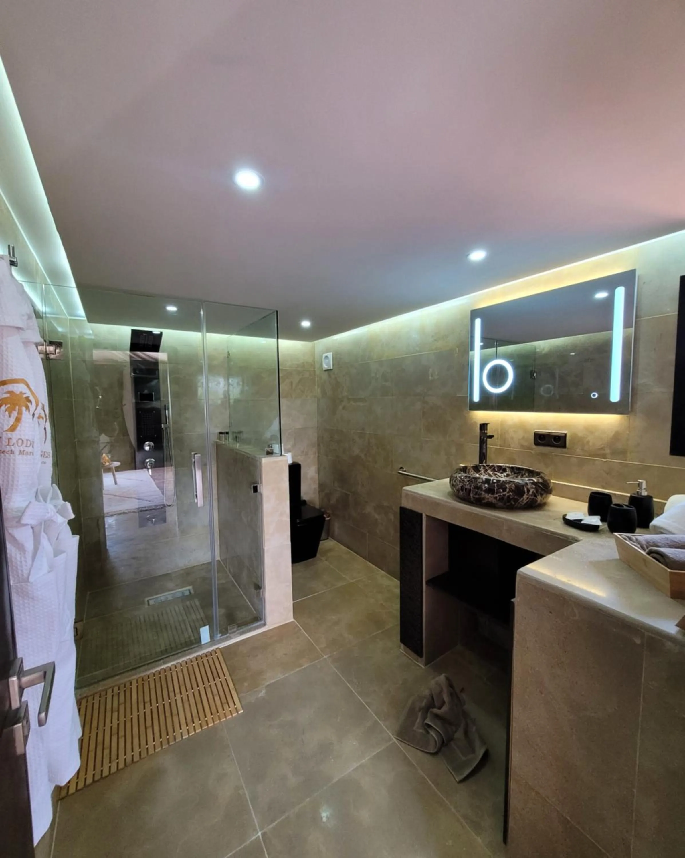 Shower in Eden Lodges & SPA-Boutique Hôtel de Luxe