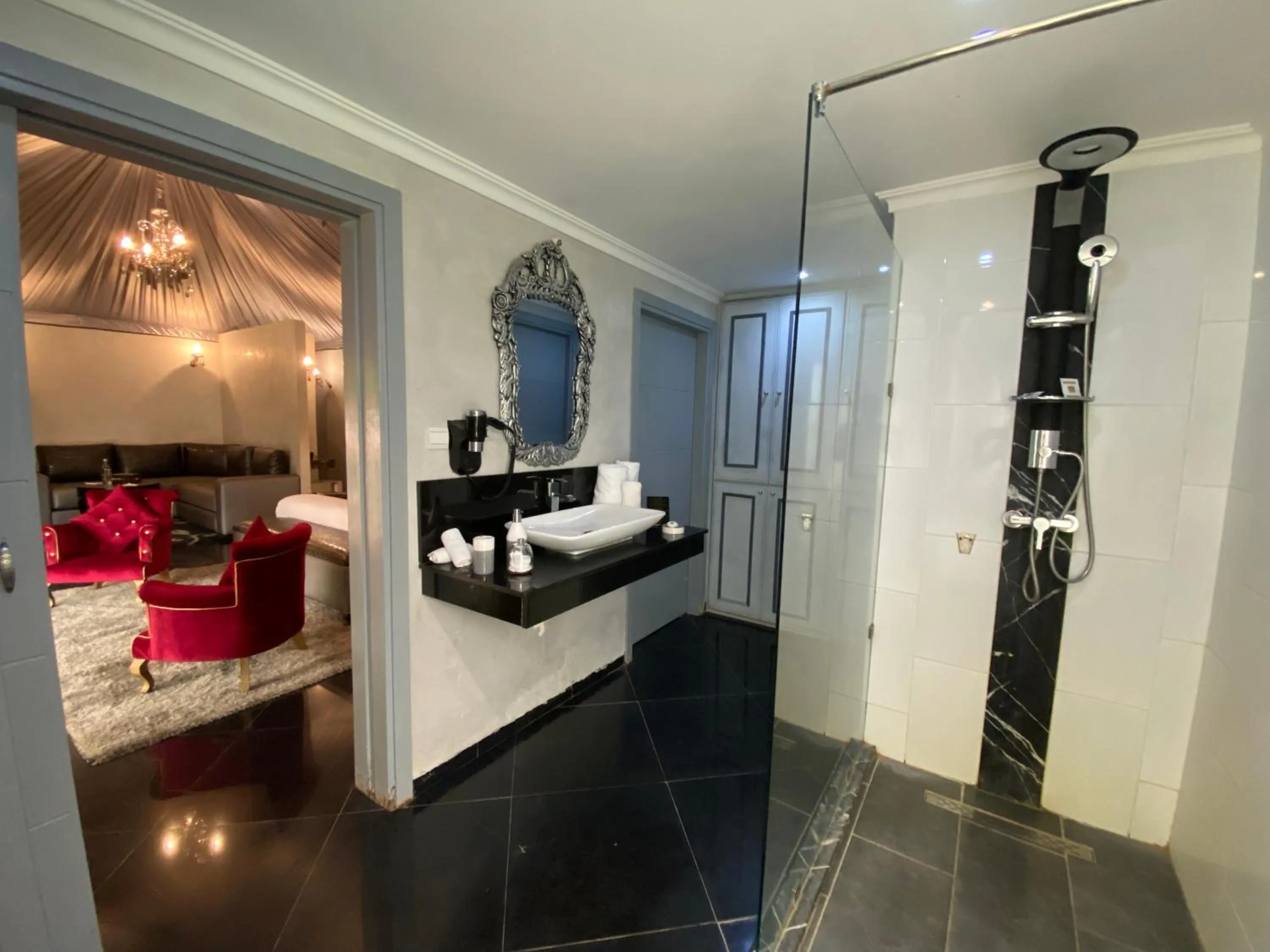 Shower, Bed in Eden Lodges & SPA-Boutique Hôtel de Luxe
