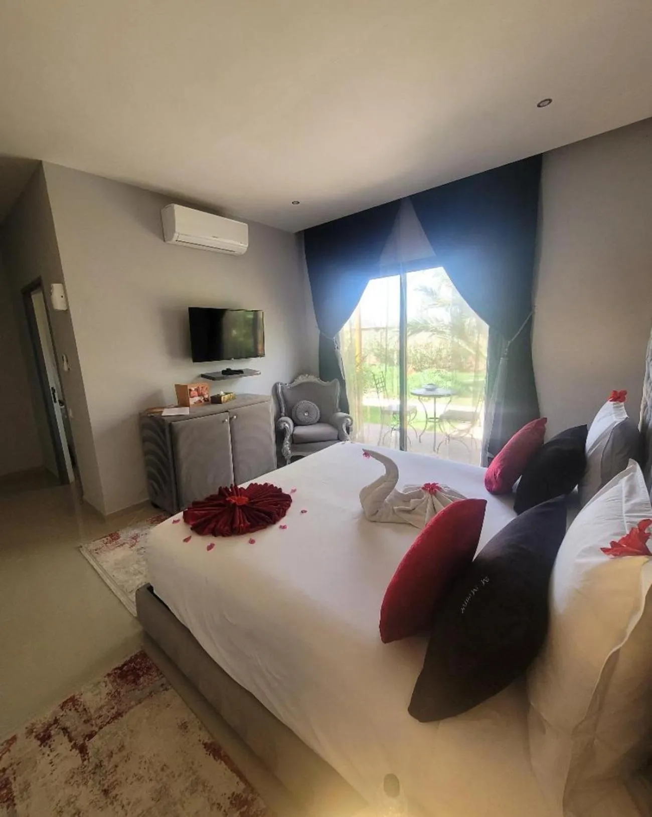 Communal lounge/ TV room, Bed in Eden Lodges & SPA-Boutique Hôtel de Luxe