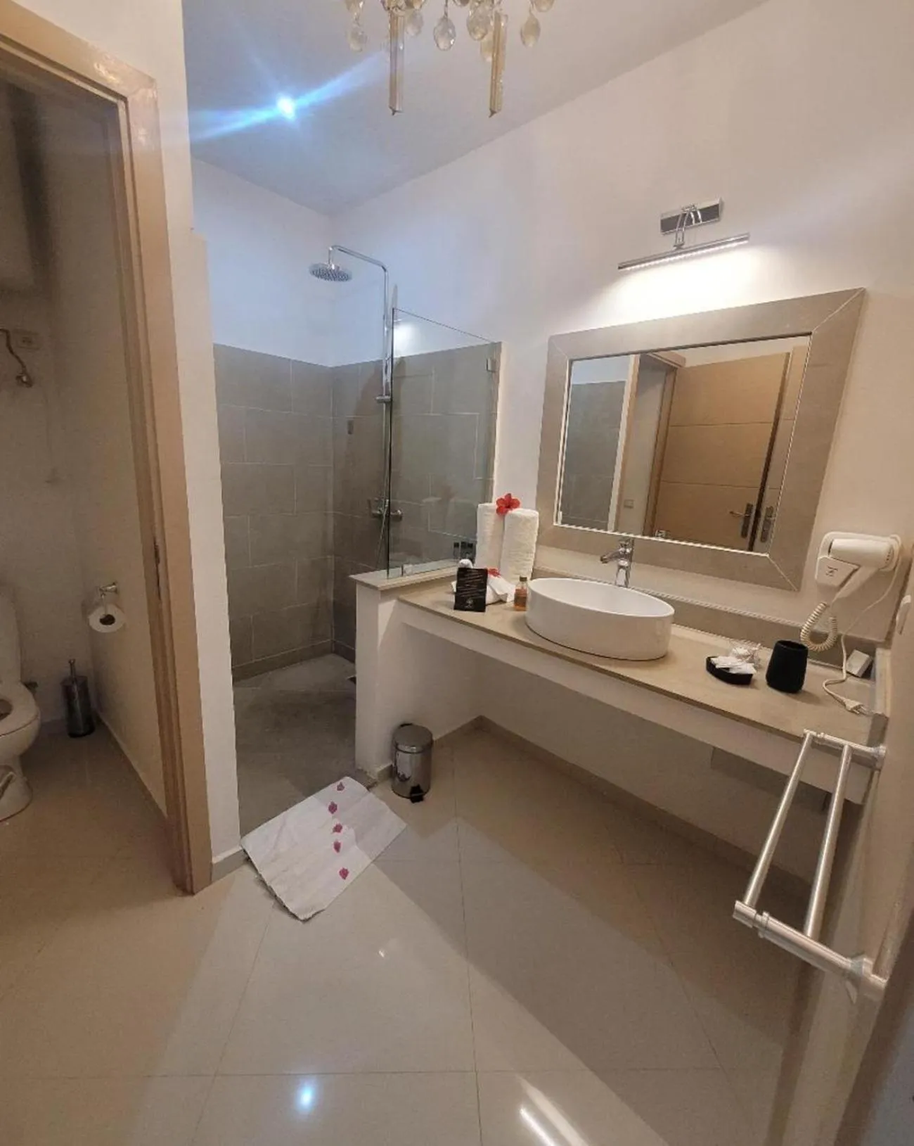 Shower in Eden Lodges & SPA-Boutique Hôtel de Luxe