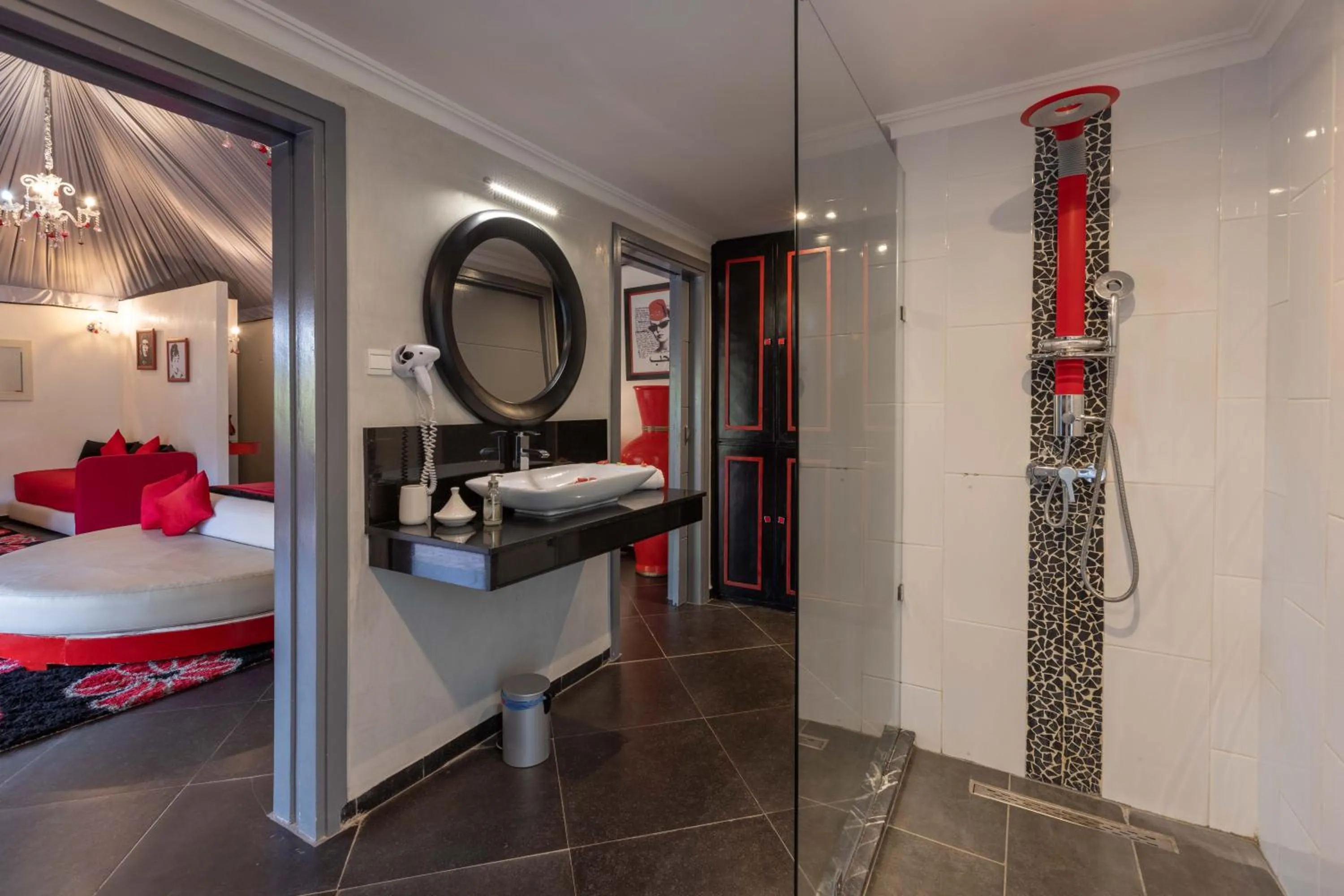 Shower, Bed in Eden Lodges & SPA-Boutique Hôtel de Luxe