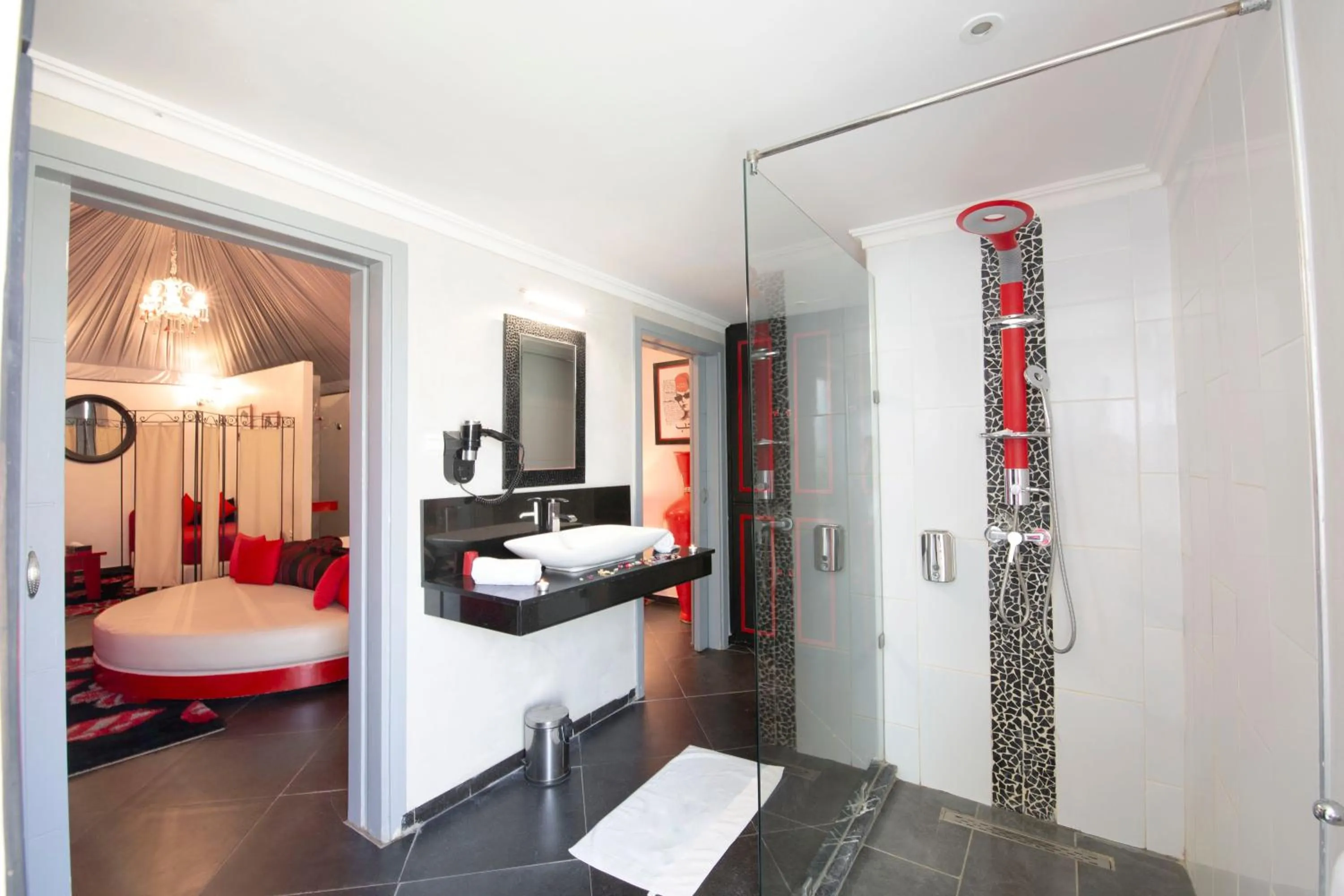 Shower, Bed in Eden Lodges & SPA-Boutique Hôtel de Luxe