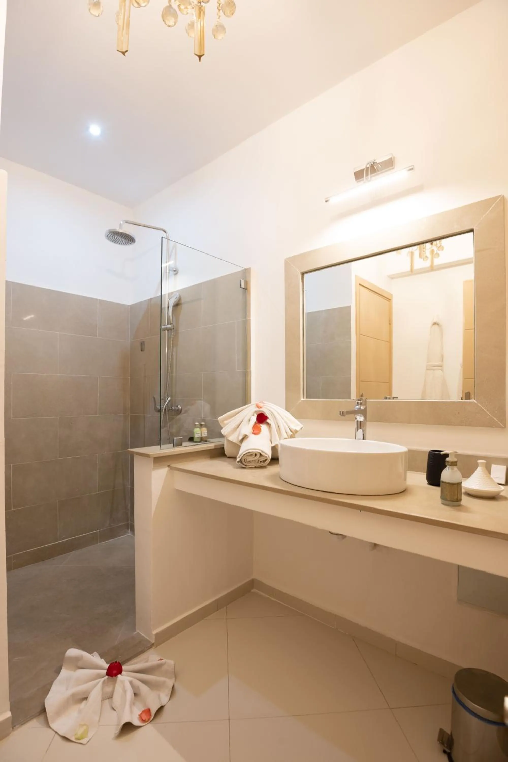 Shower in Eden Lodges & SPA-Boutique Hôtel de Luxe