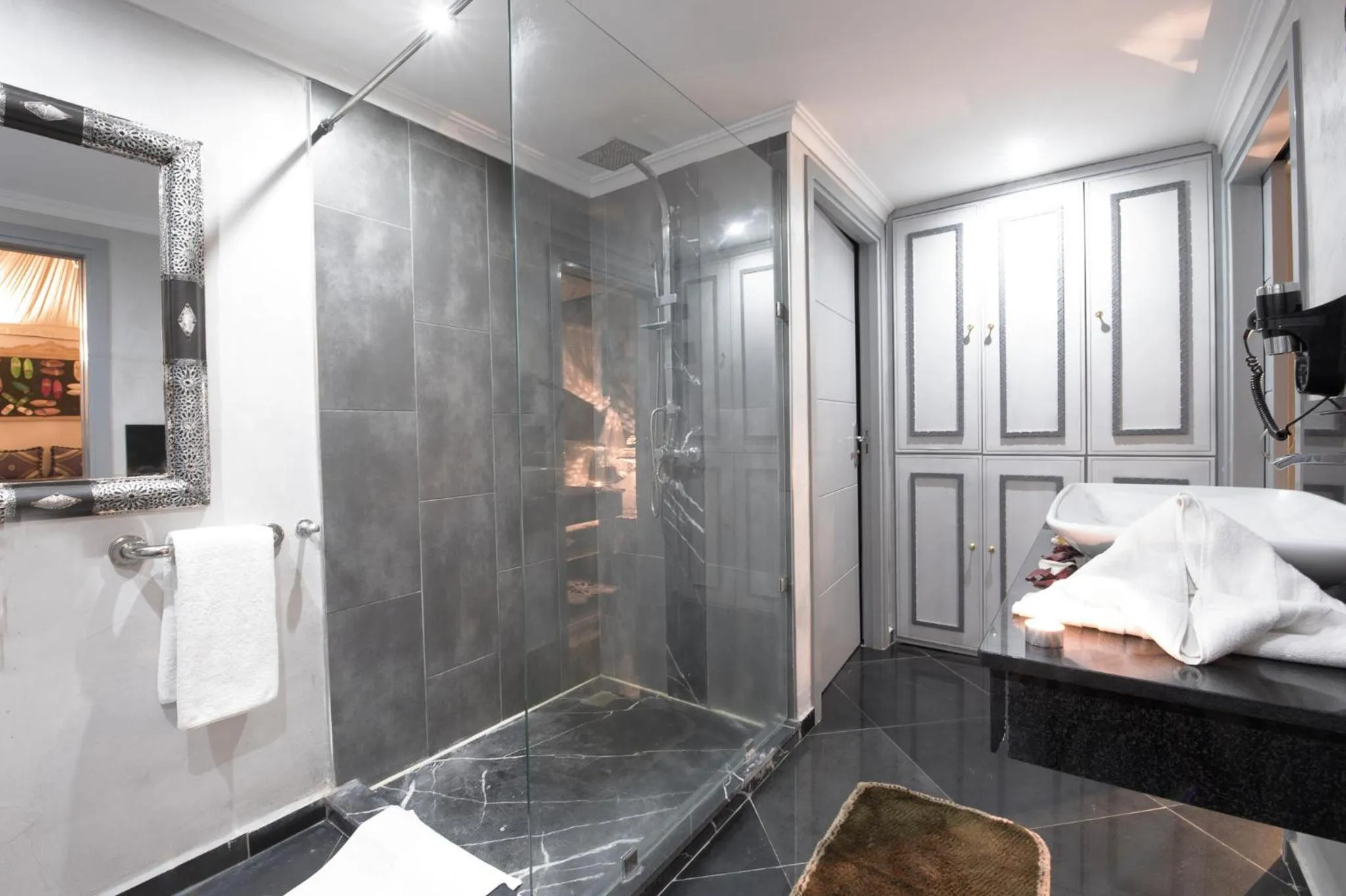 Shower in Eden Lodges & SPA-Boutique Hôtel de Luxe