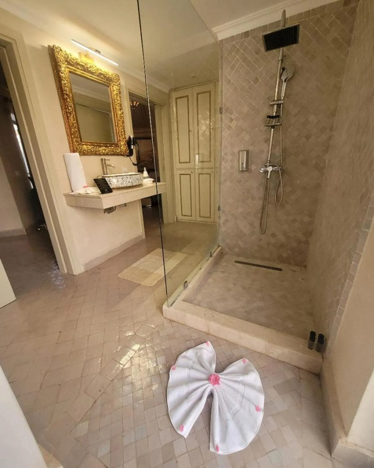 Shower in Eden Lodges & SPA-Boutique Hôtel de Luxe