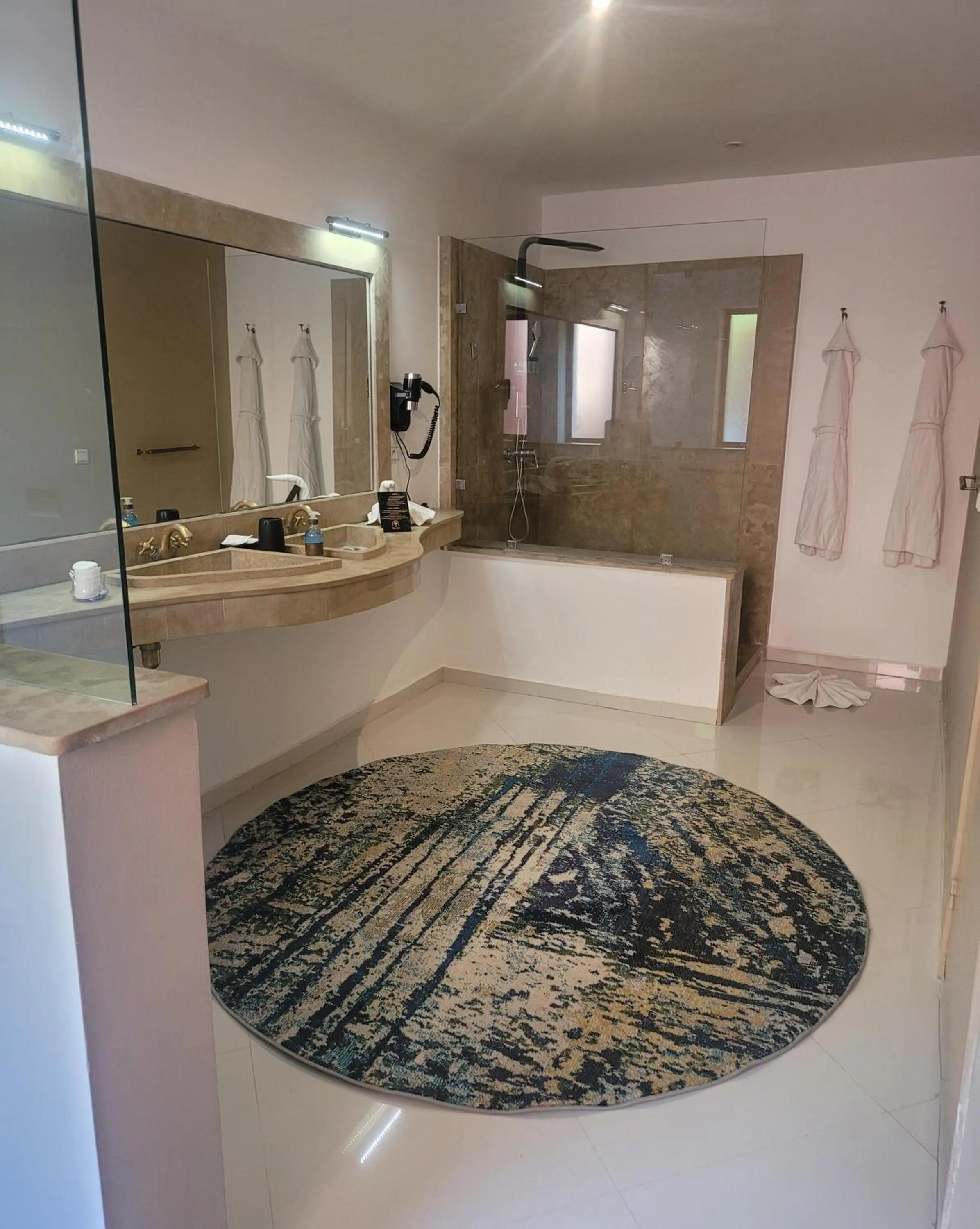 Shower in Eden Lodges & SPA-Boutique Hôtel de Luxe