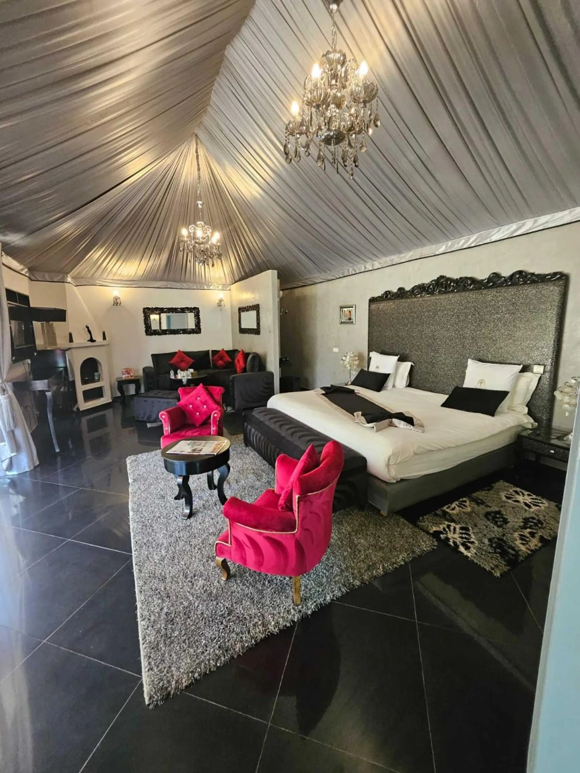 Communal lounge/ TV room, Bed in Eden Lodges & SPA-Boutique Hôtel de Luxe