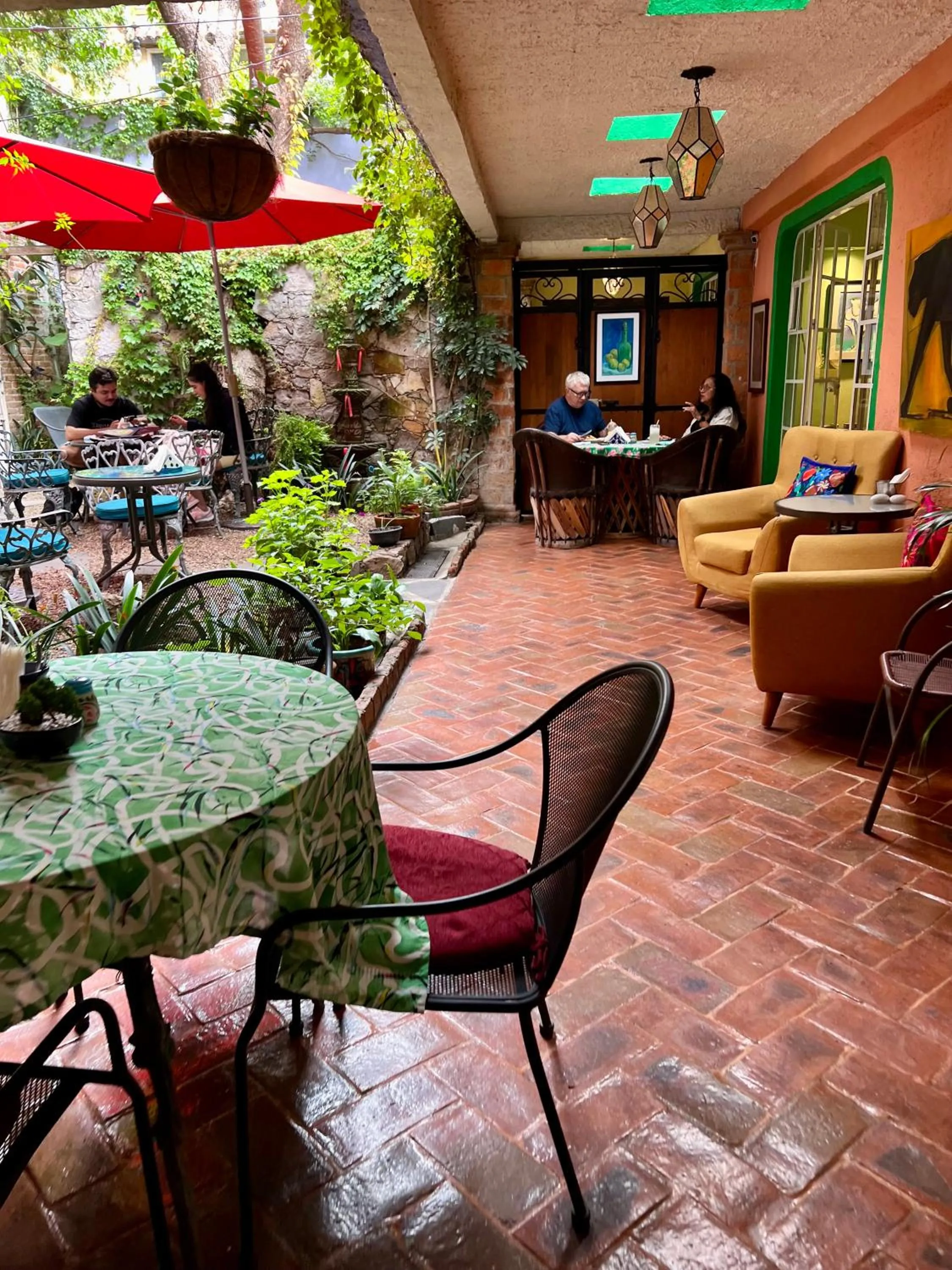 Restaurant/places to eat, Seating Area in Casa Contenta