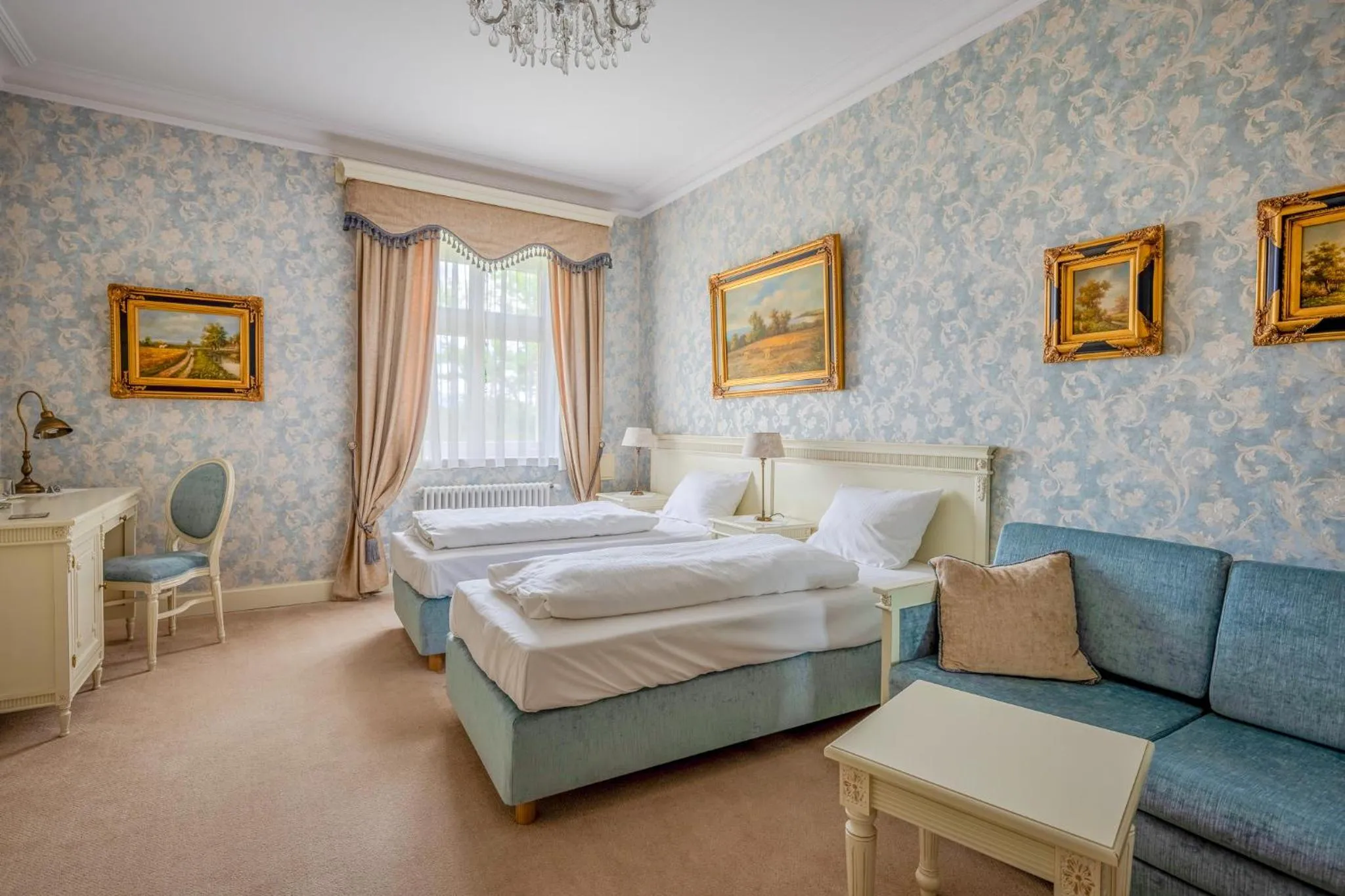 Deluxe Double or Twin Room With Extra Bed in Pałac Gruszów