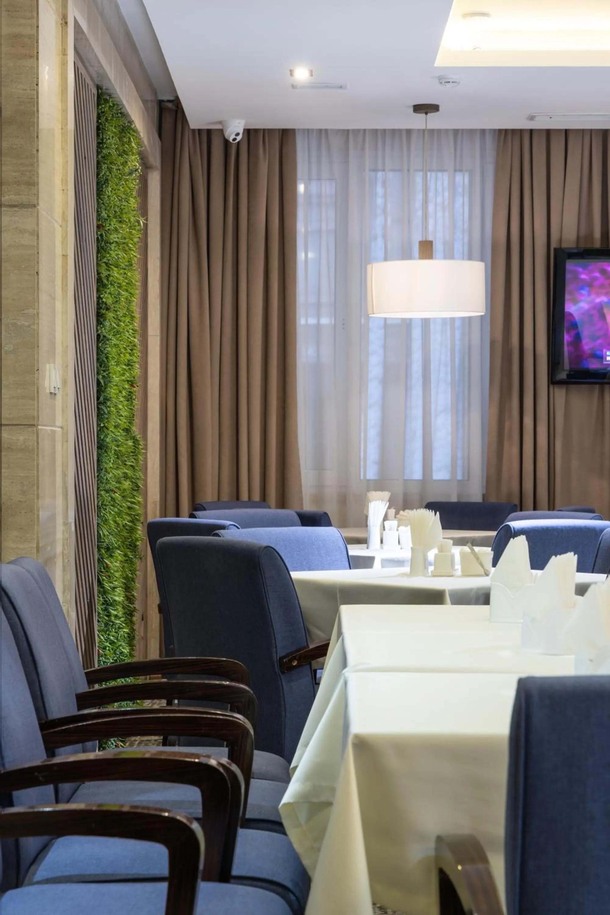 Restaurant/places to eat in Renion Hills Hotel