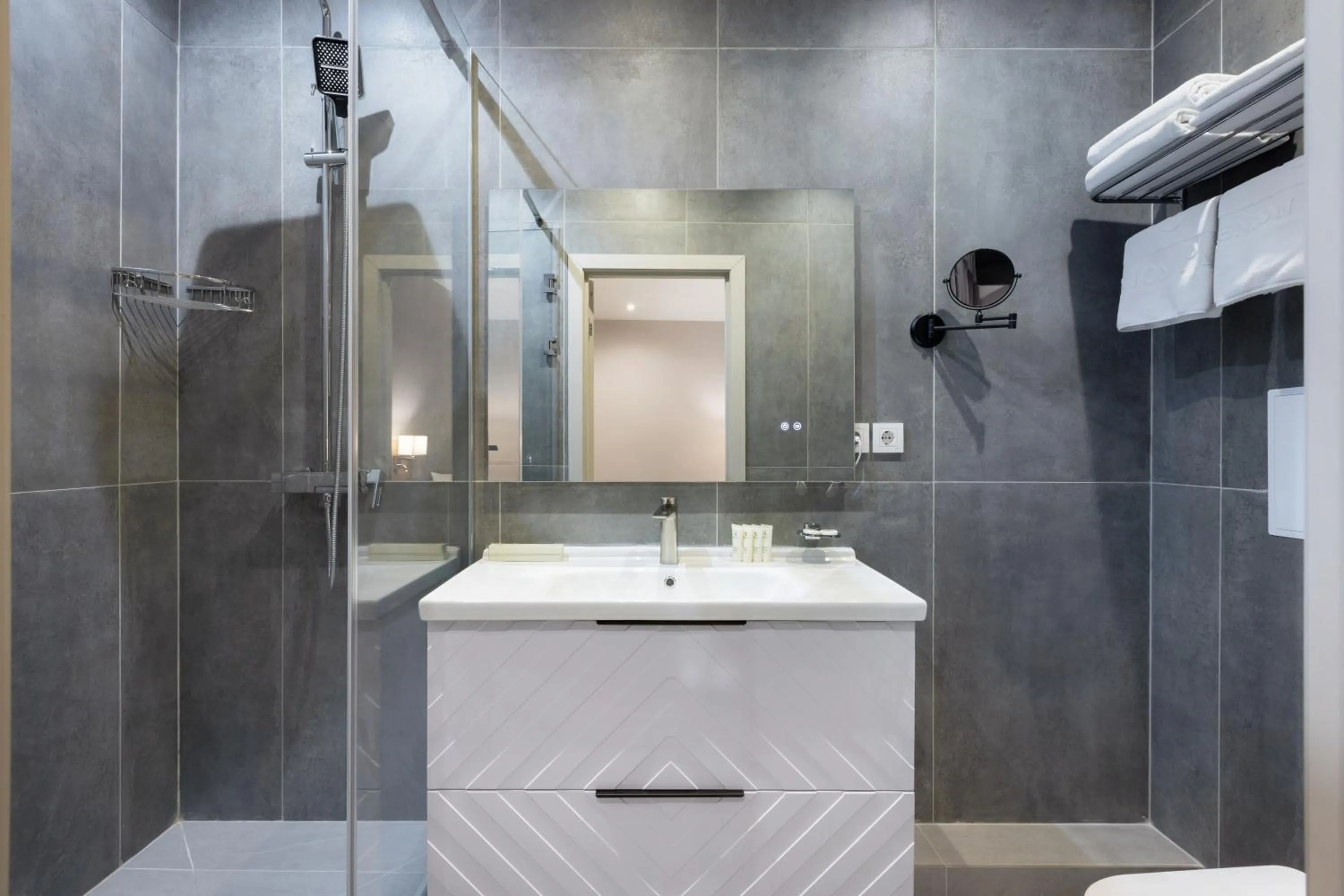 Shower in Renion Hills Hotel