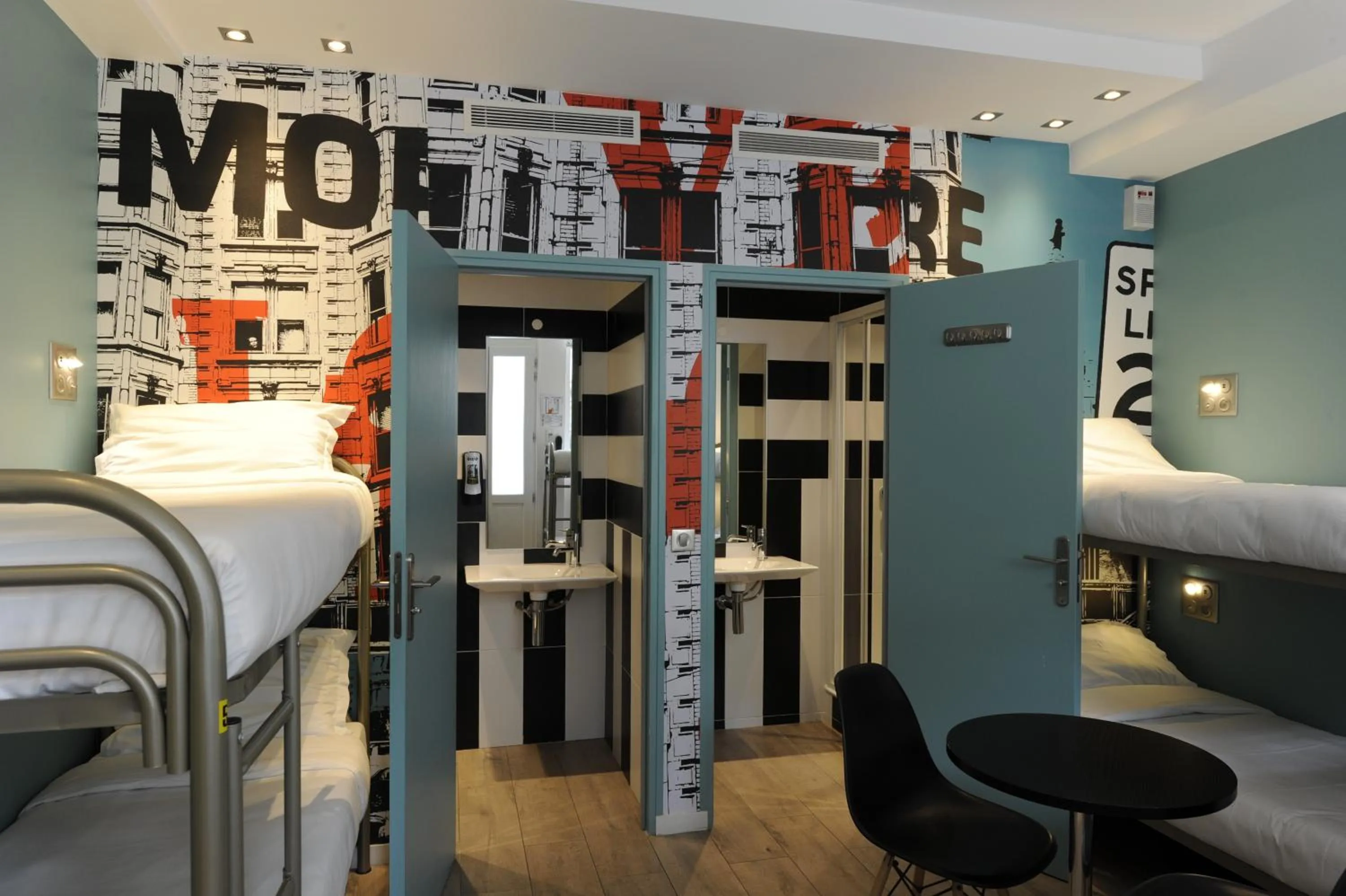 Shower, Bed in The 3 Ducks Eiffel Tower by Hiphophostels