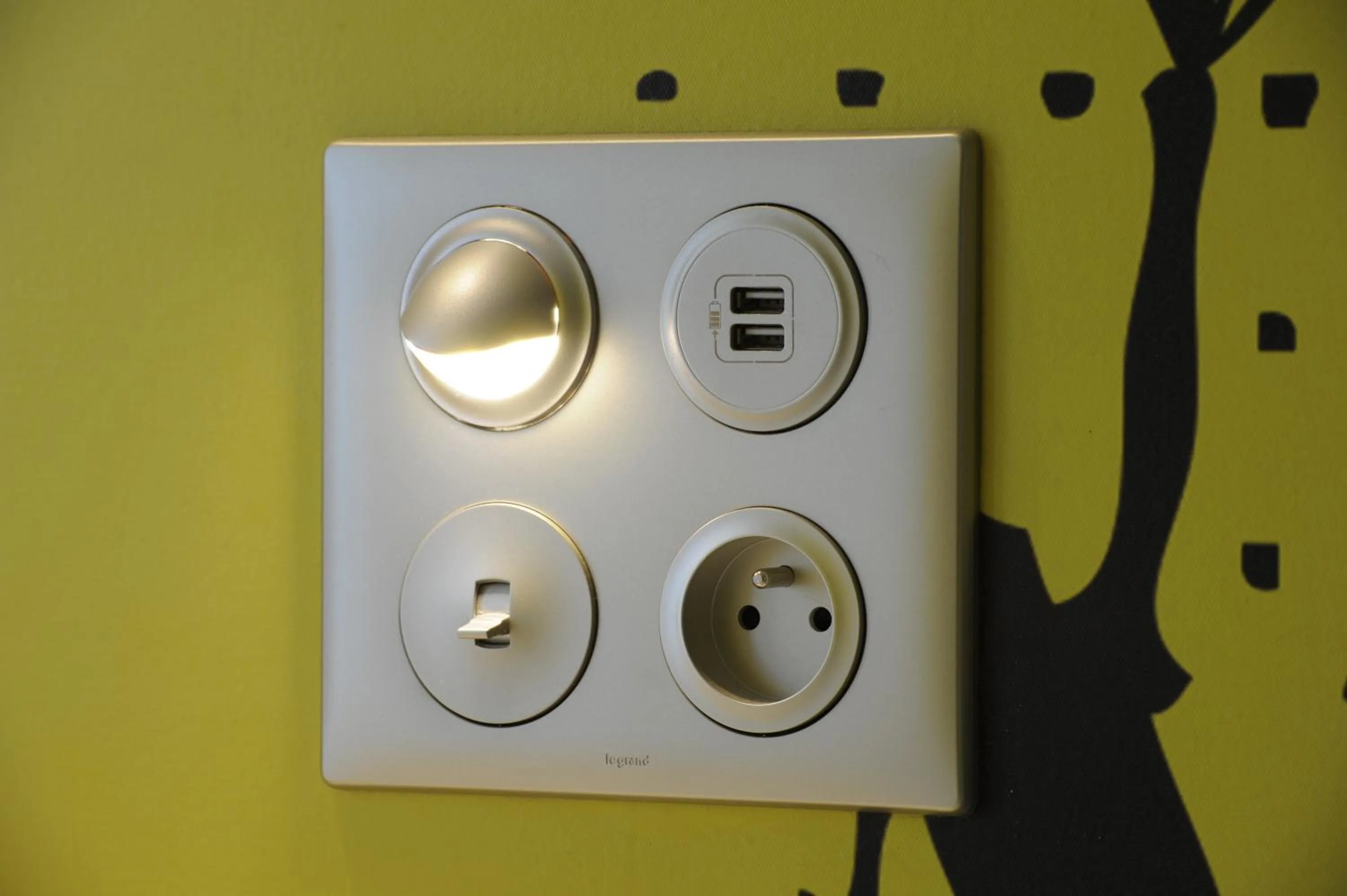 Decorative detail in The 3 Ducks Eiffel Tower by Hiphophostels