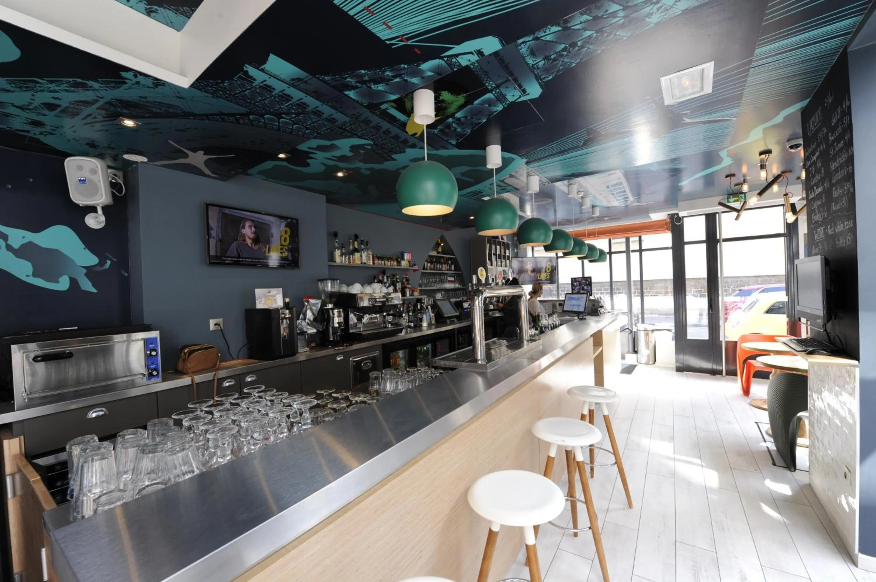 Lounge or bar in The 3 Ducks Eiffel Tower by Hiphophostels