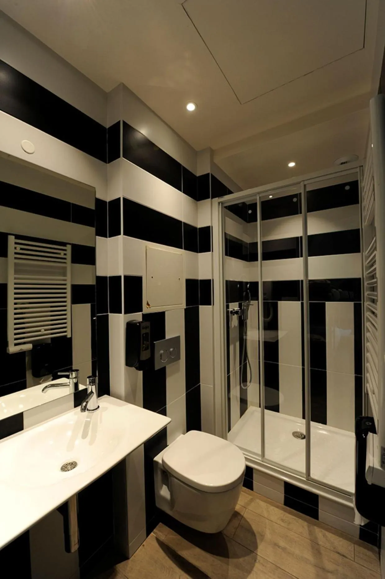 Shower in The 3 Ducks Eiffel Tower by Hiphophostels