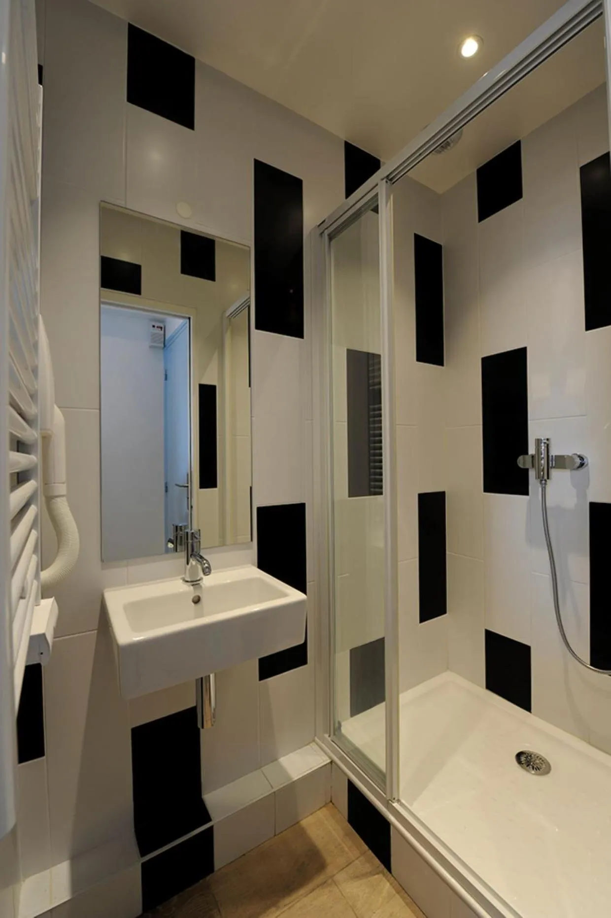 Shower in The 3 Ducks Eiffel Tower by Hiphophostels