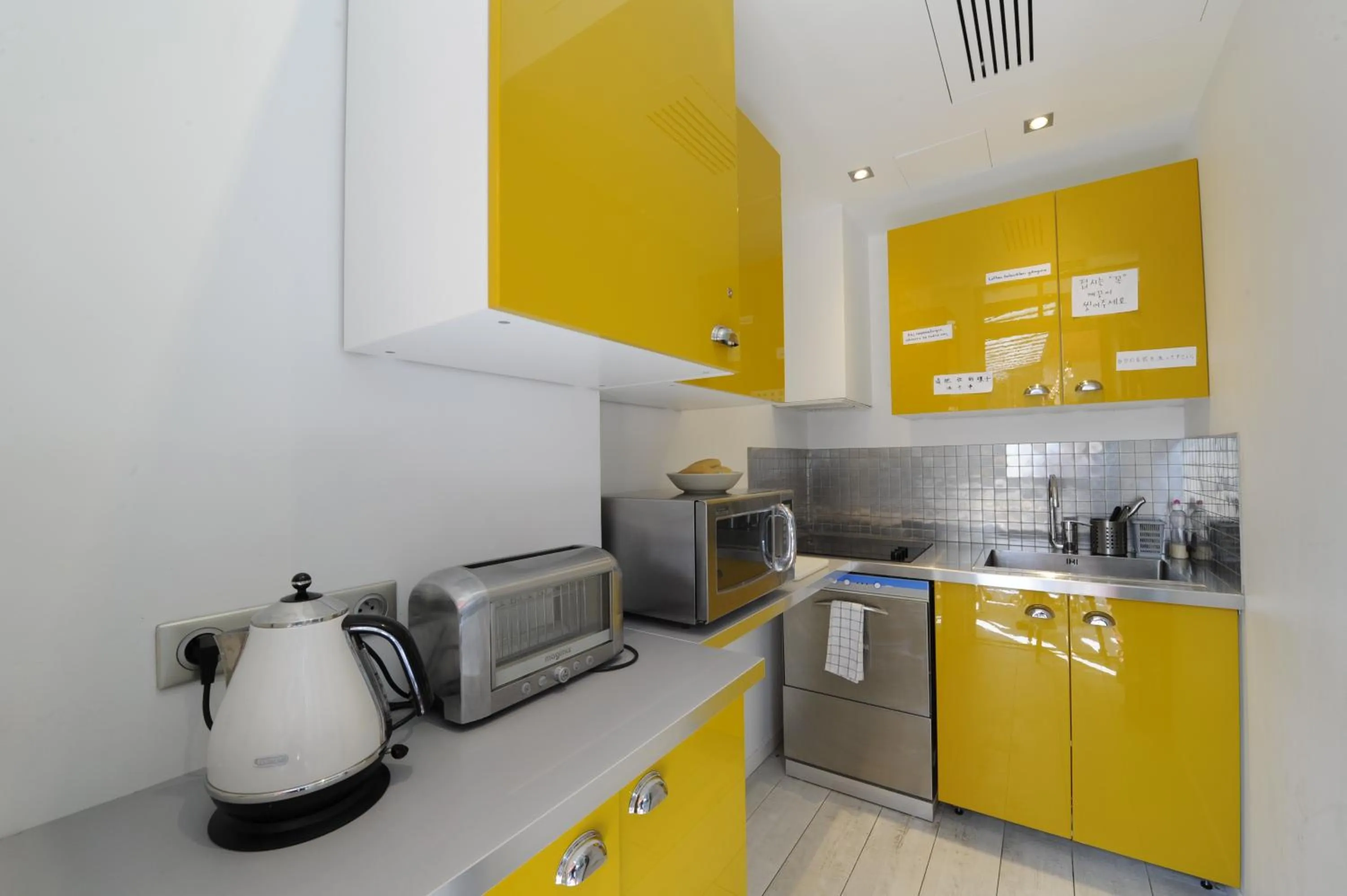 Kitchen or kitchenette in The 3 Ducks Eiffel Tower by Hiphophostels