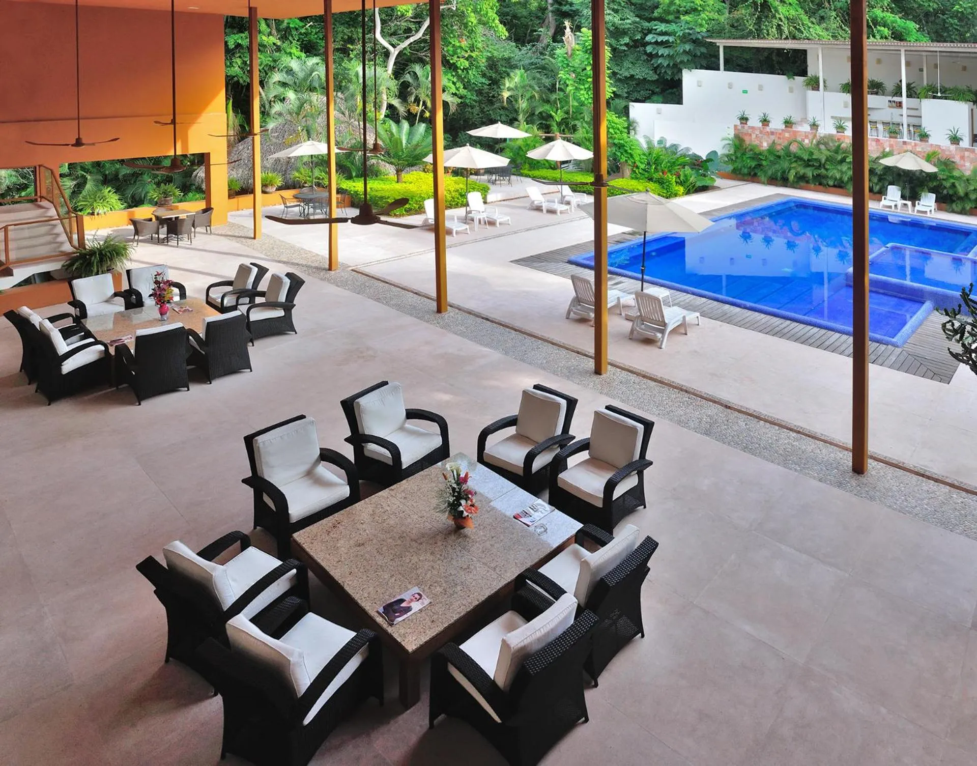 Communal lounge/ TV room in Hotel Ixzi Plus