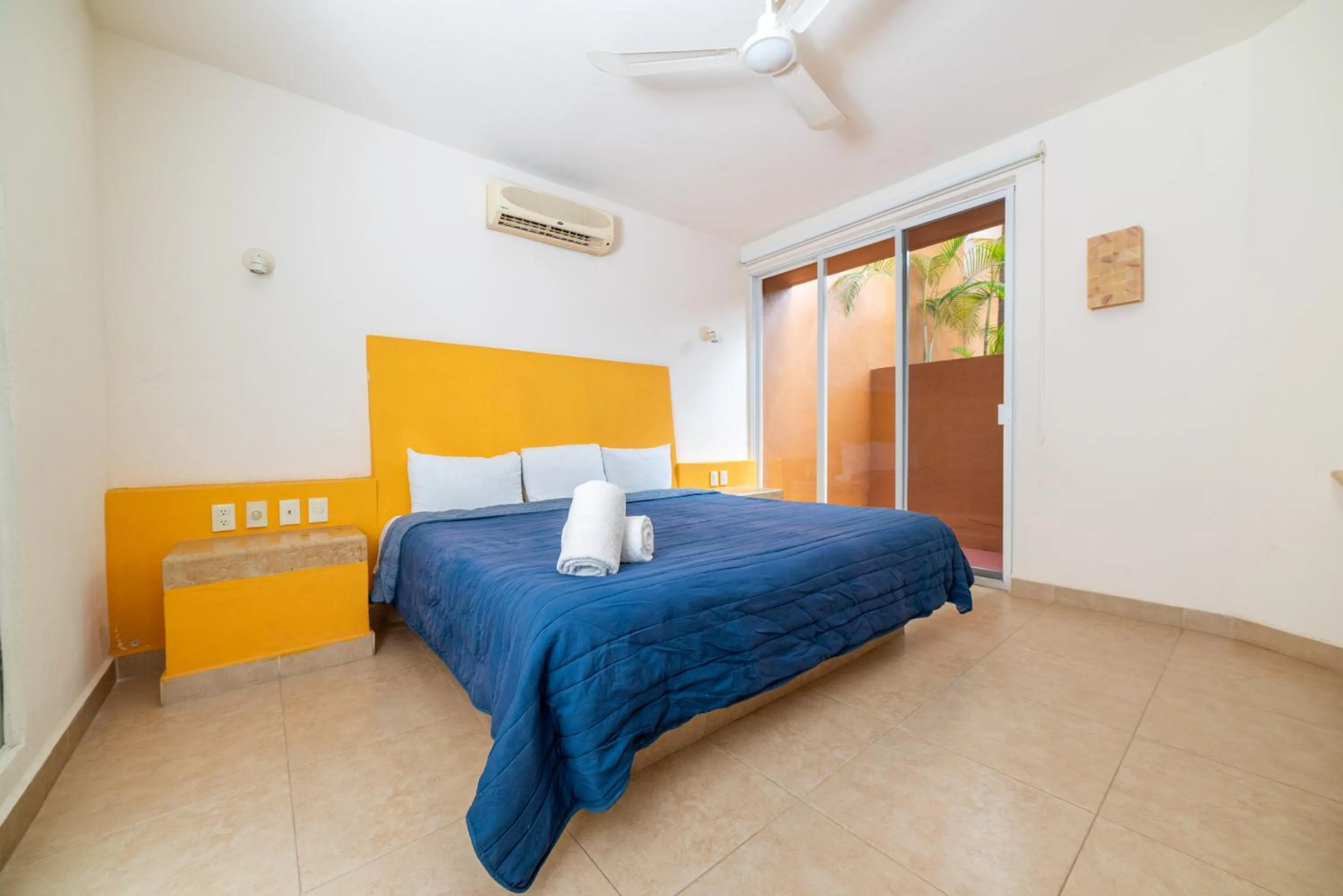 Photo of the whole room, Bed in Hotel Ixzi Plus