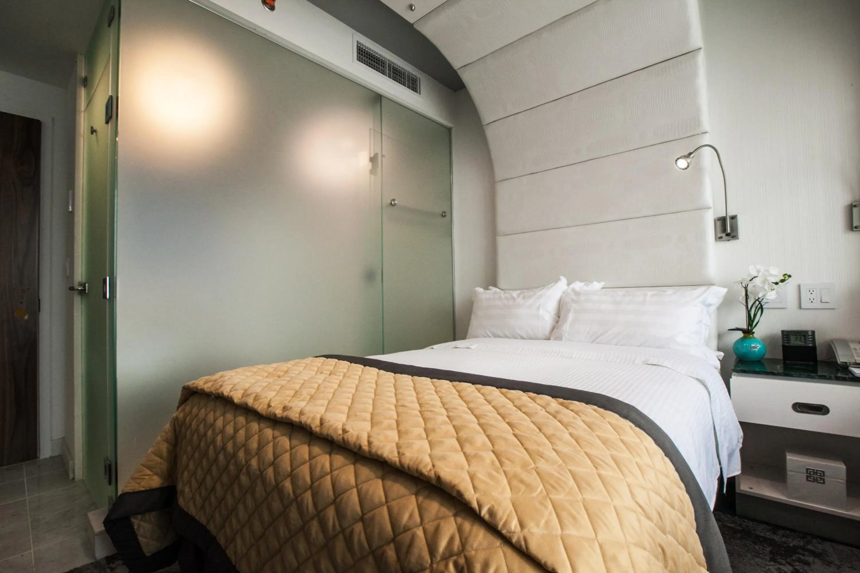 Photo of the whole room, Bed in Wyndham Garden Brooklyn Sunset Park