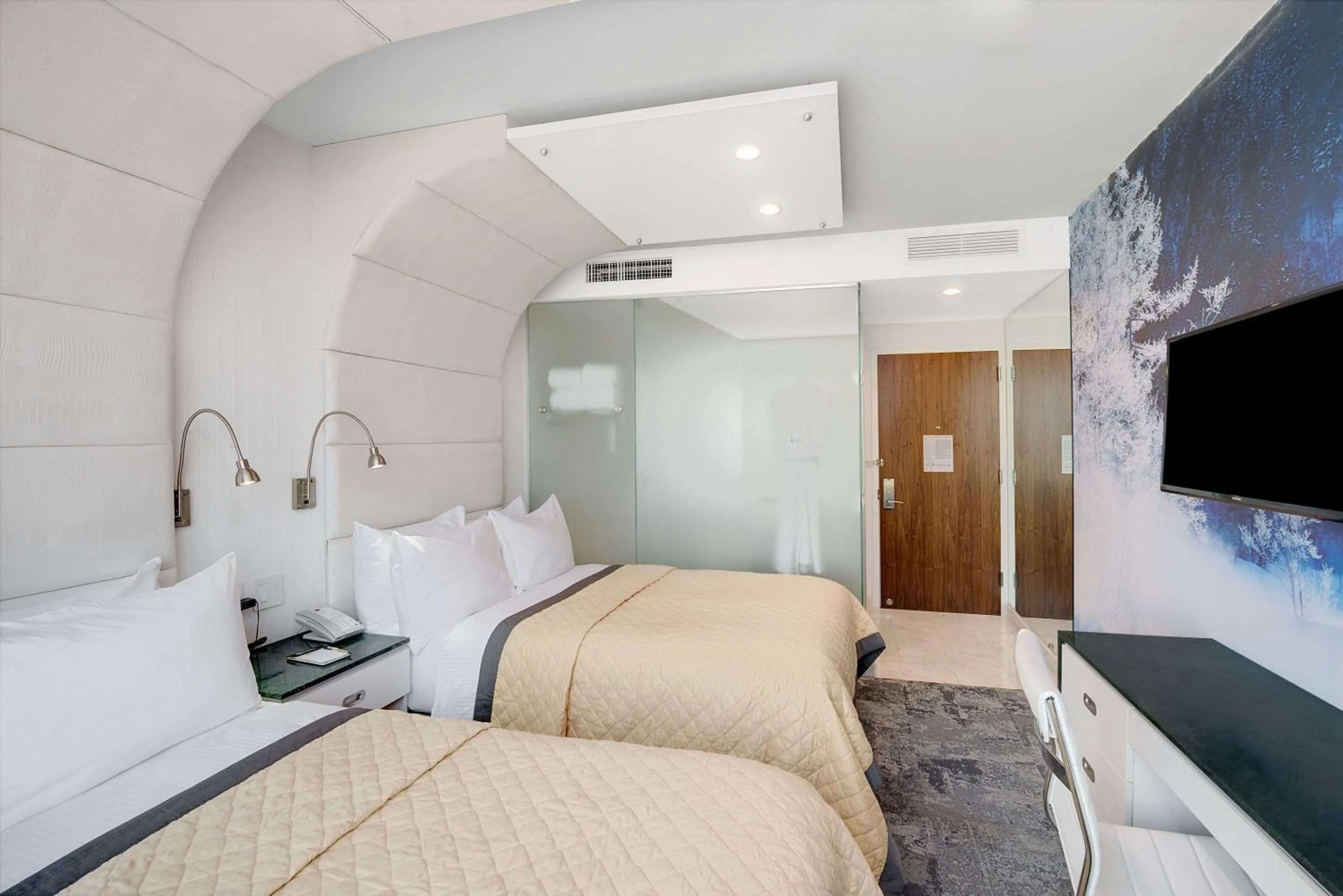 Photo of the whole room, Bed in Wyndham Garden Brooklyn Sunset Park