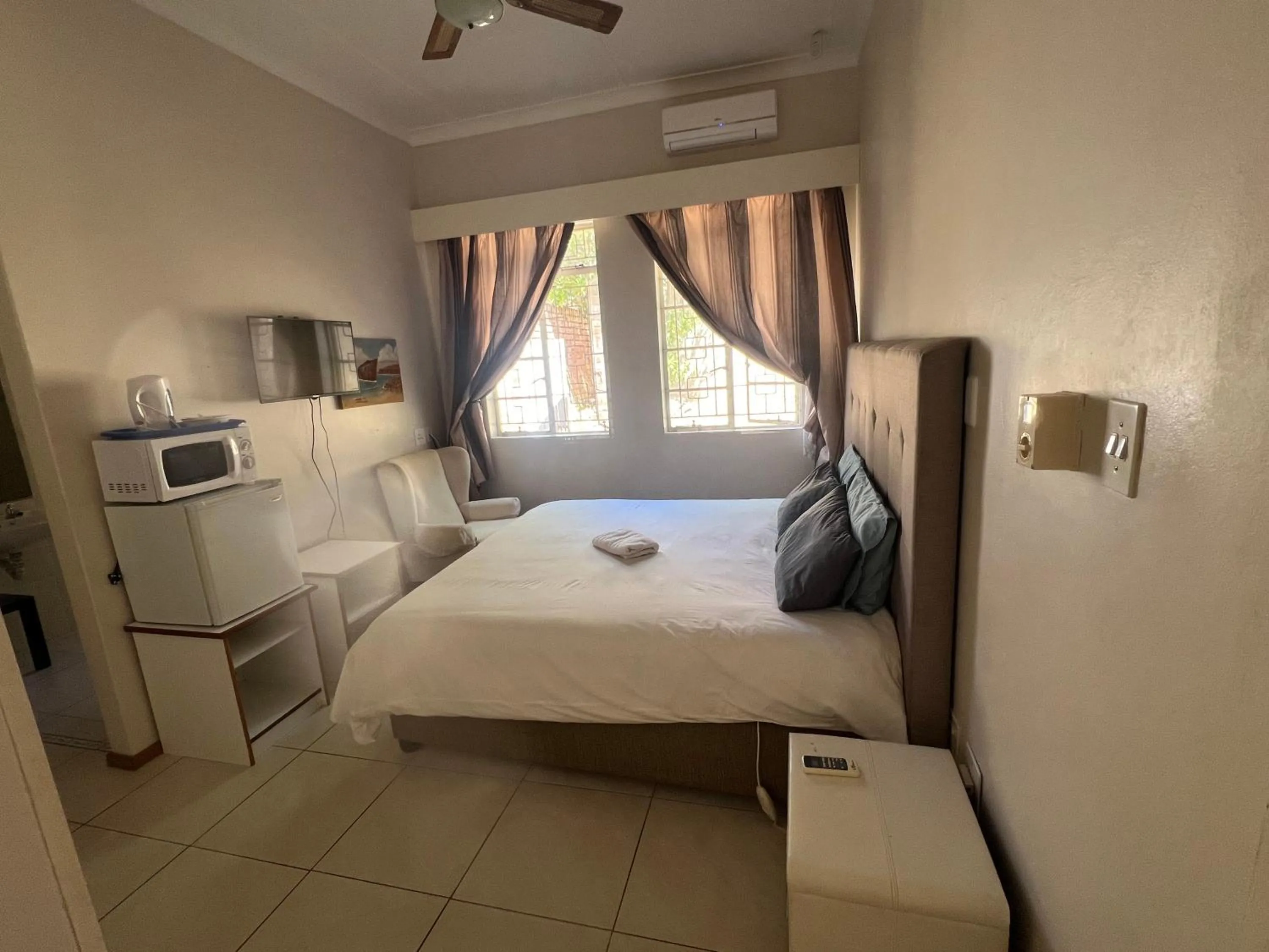 2 Oaks Guest House