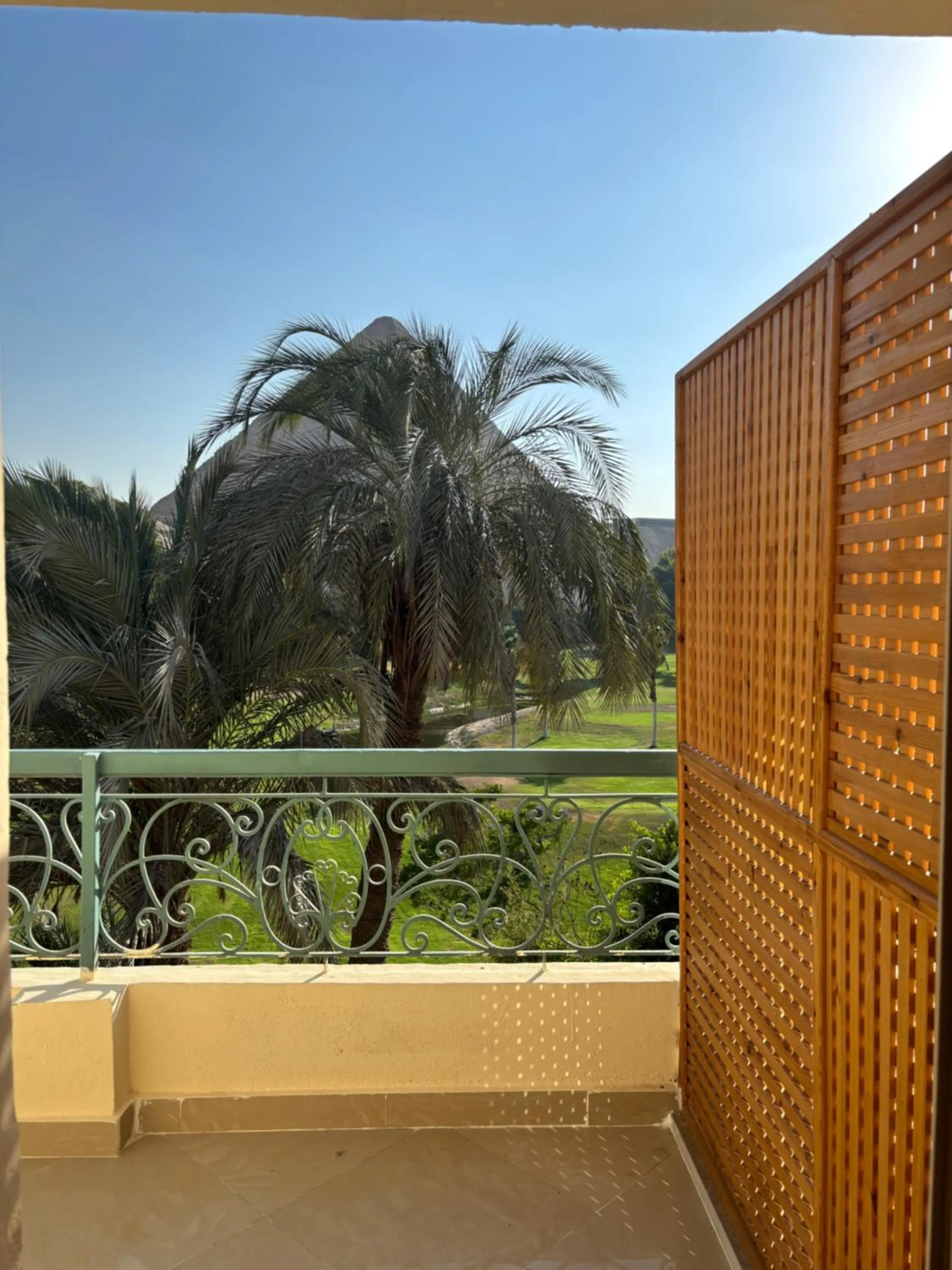Deluxe Single Room with Balcony - single occupancy in Beit Khufu Pyramid Hotel
