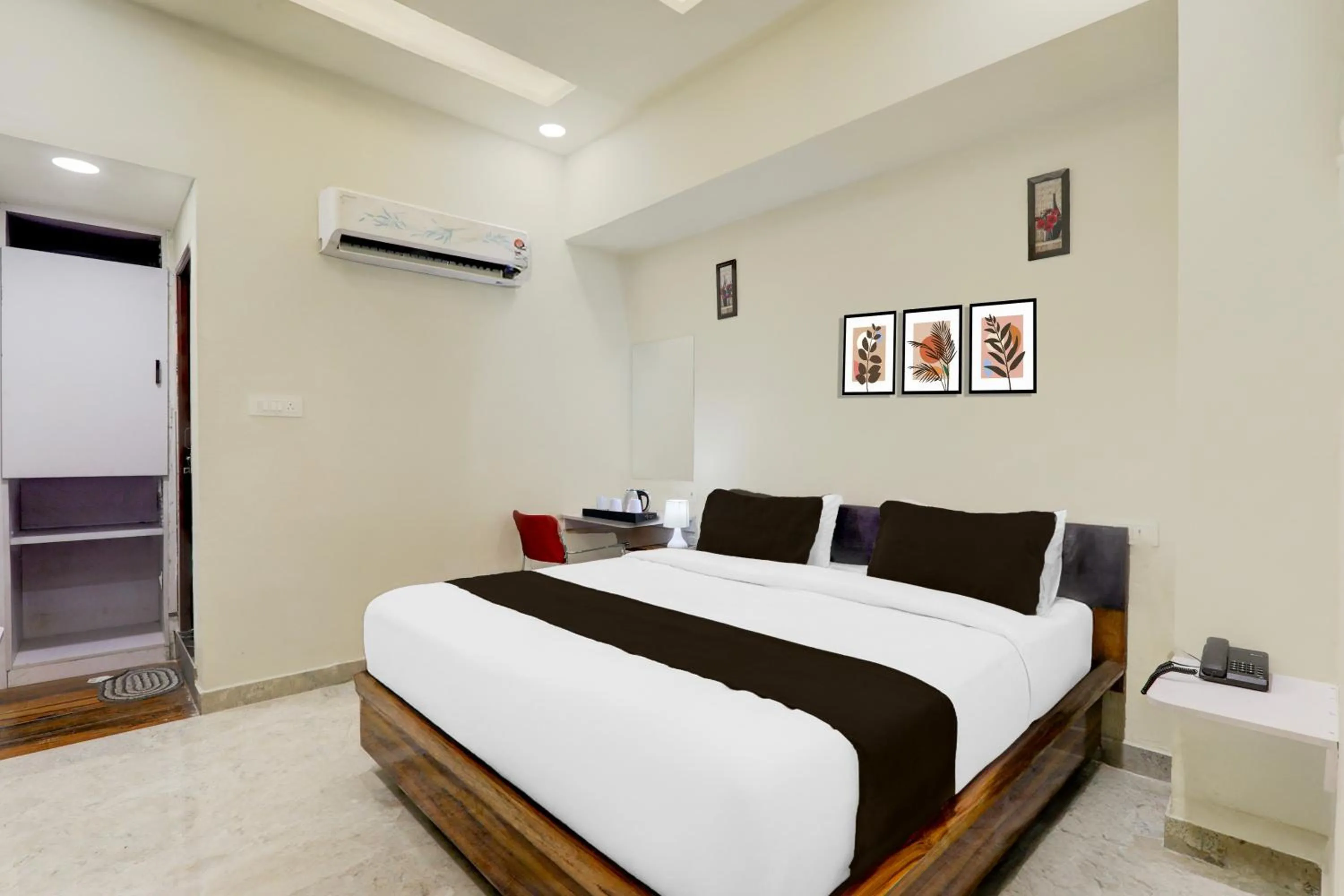 Bedroom, Bed in Super Collection O Kakadeo Kanpur Formerly Hotel Avon
