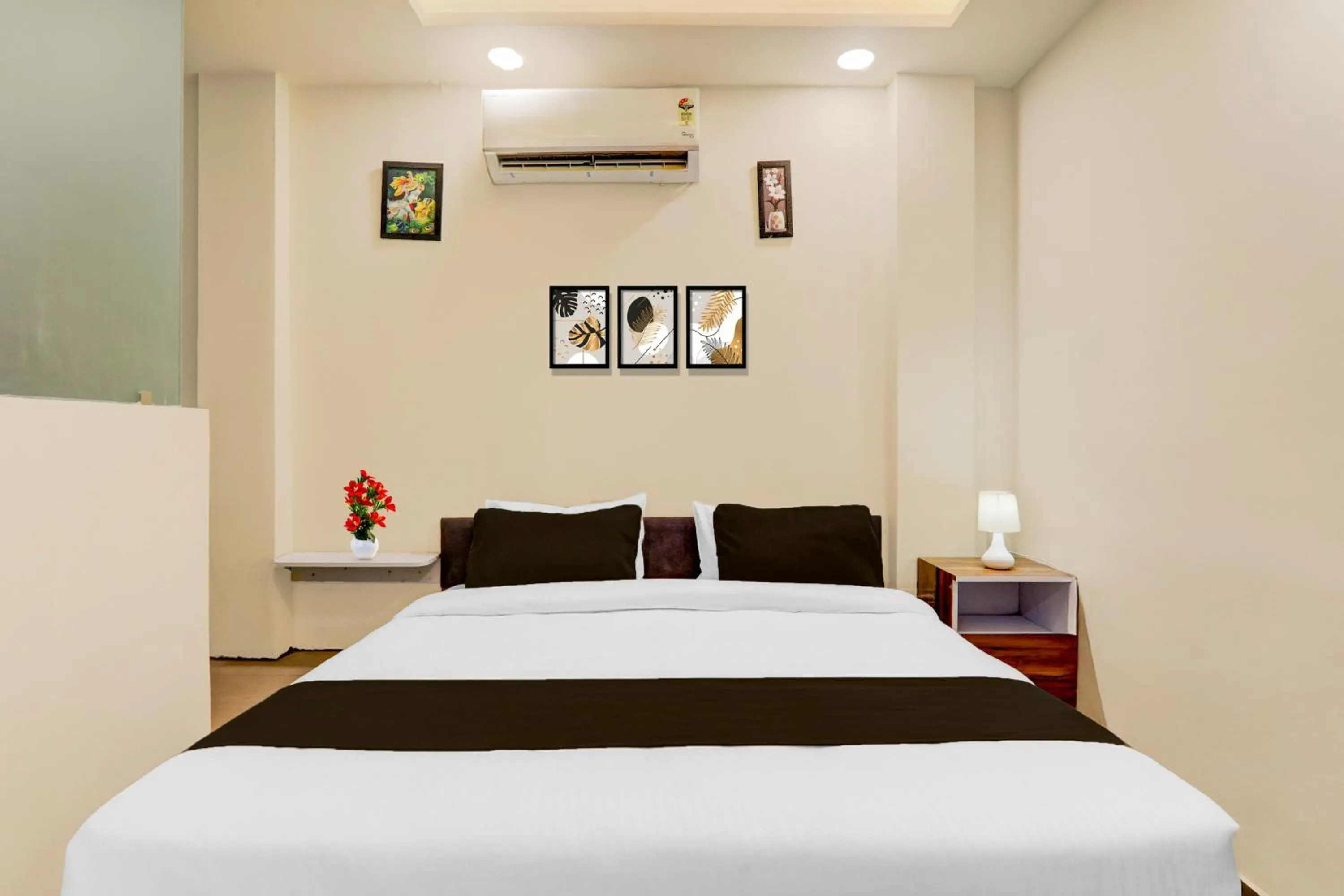 Bedroom, Bed in Super Collection O Kakadeo Kanpur Formerly Hotel Avon