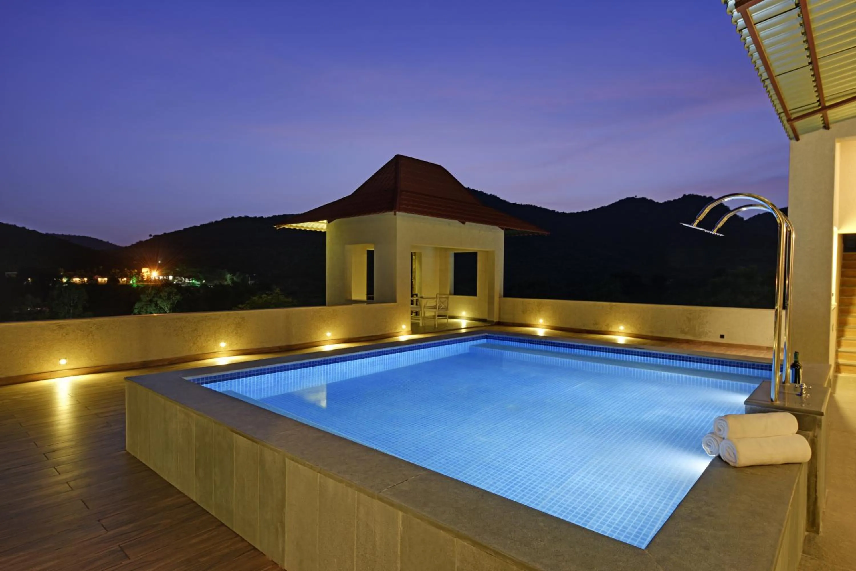 Night in The Hunting Lodge - Luxury Resort in Udaipur