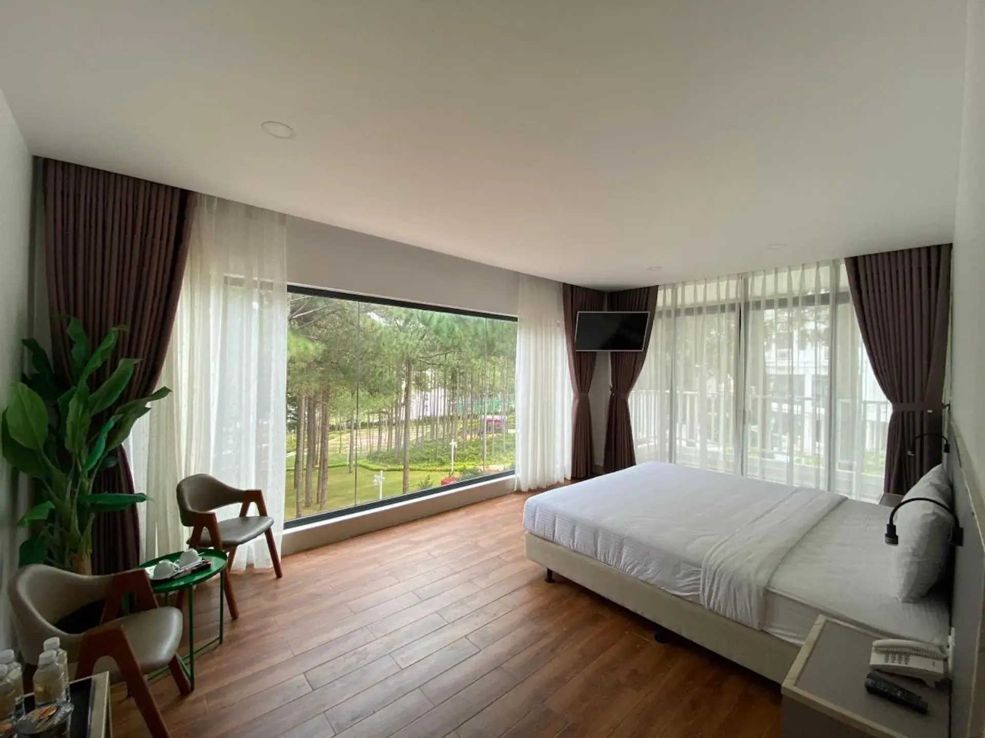Deluxe Double Room with Bath in Romeo & Juliet Dalat Deluxe Double Room with Bath in Romeo & Juliet Dalat