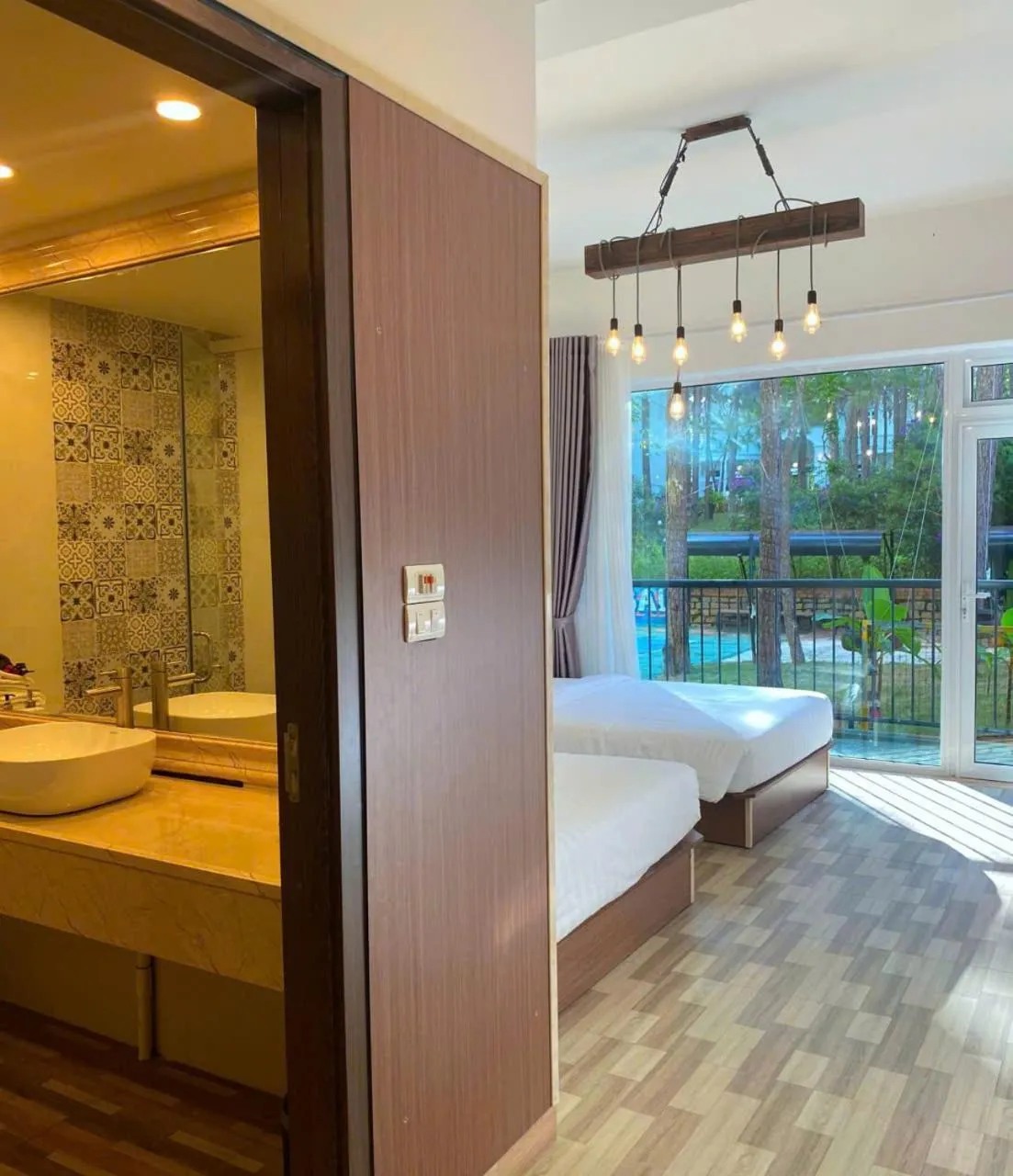 Photo of the whole room, Bed in Romeo & Juliet Dalat