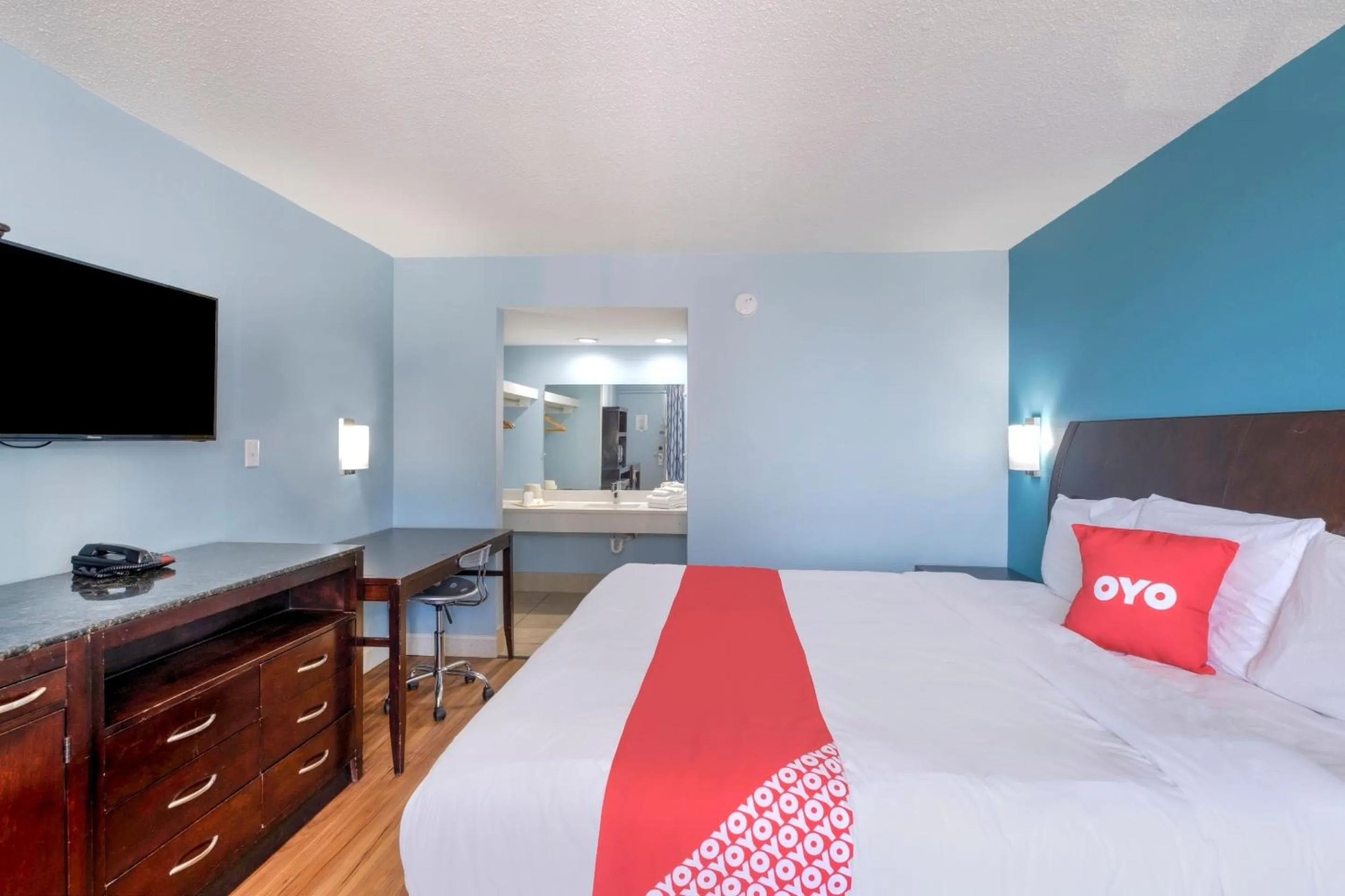 Bedroom, Bed in OYO Hotel Cleveland, TN