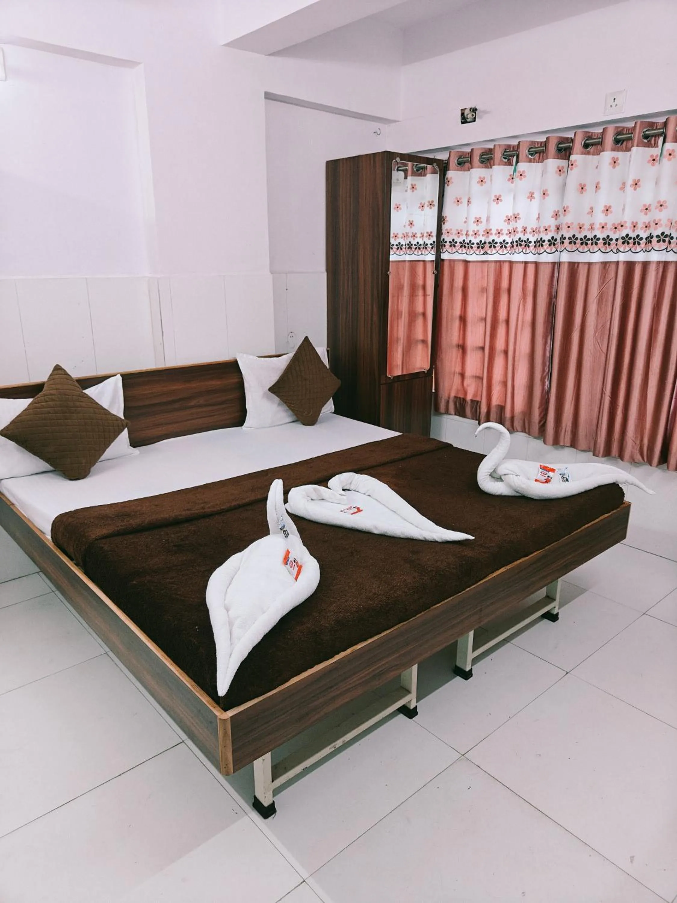Bed in Hotel Dev Lakeview