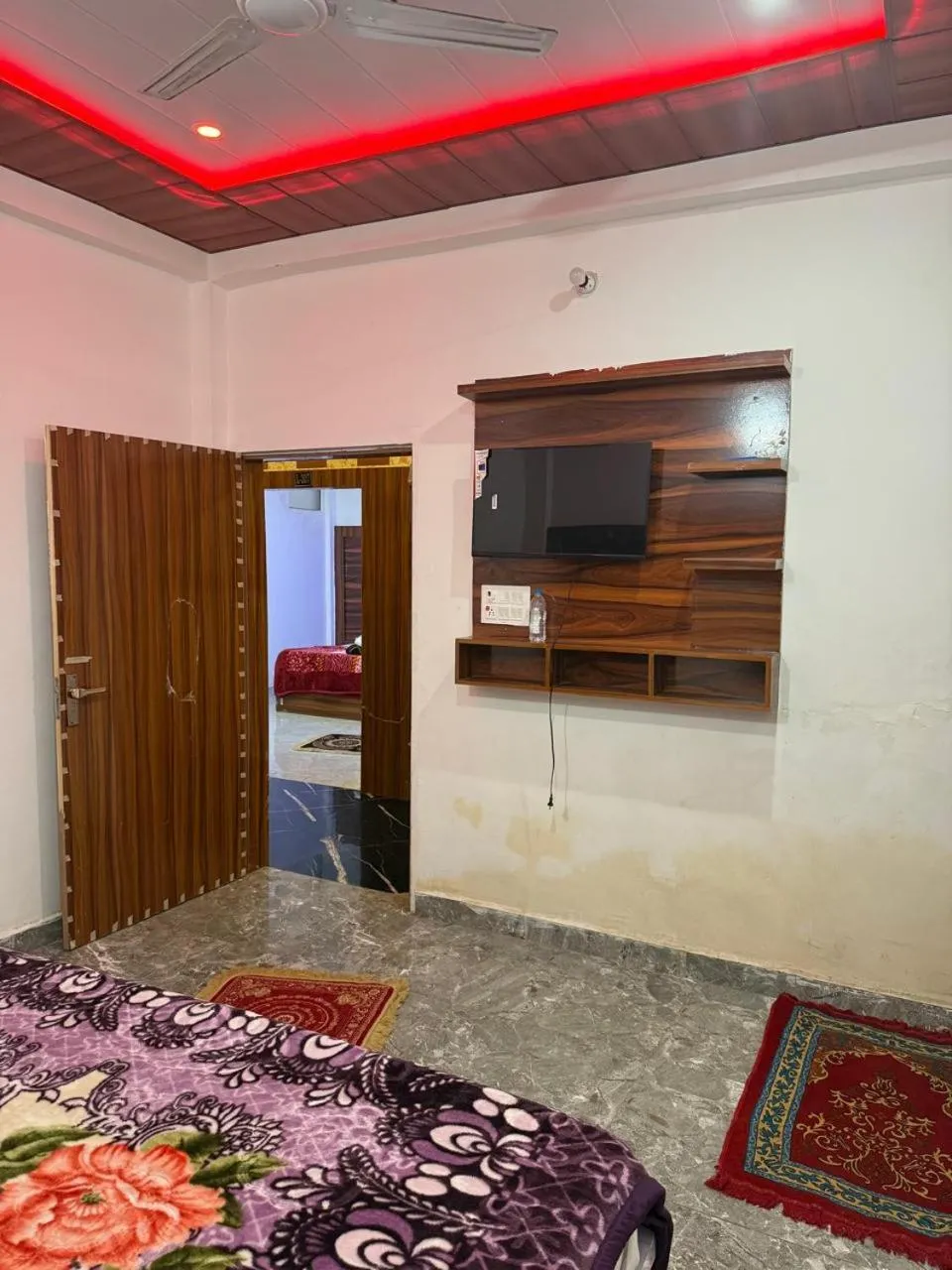 Communal lounge/ TV room, Bed in Hotel Sharda Palace