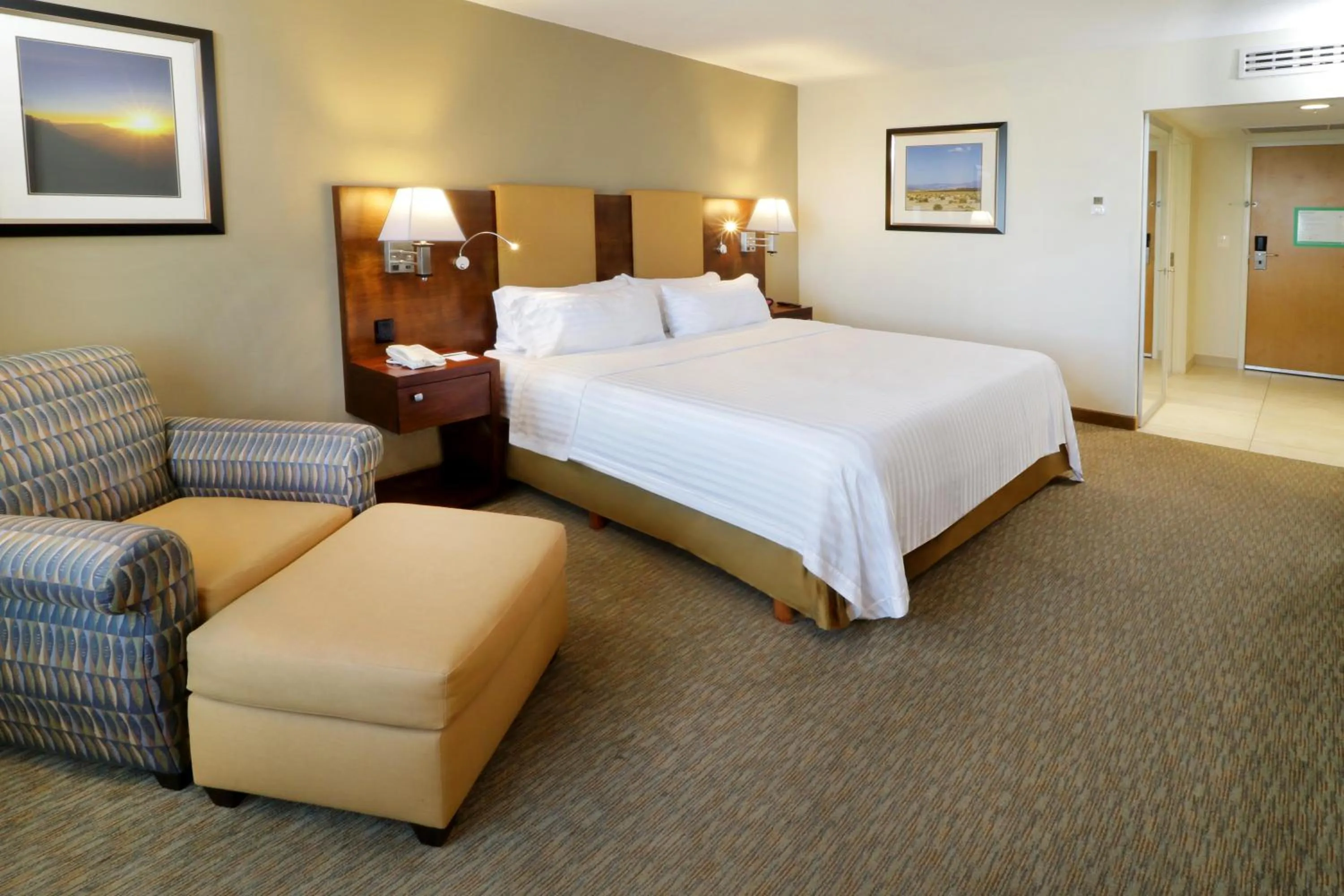 Bed in Holiday Inn Hotel & Suites Hermosillo Aeropuerto by IHG