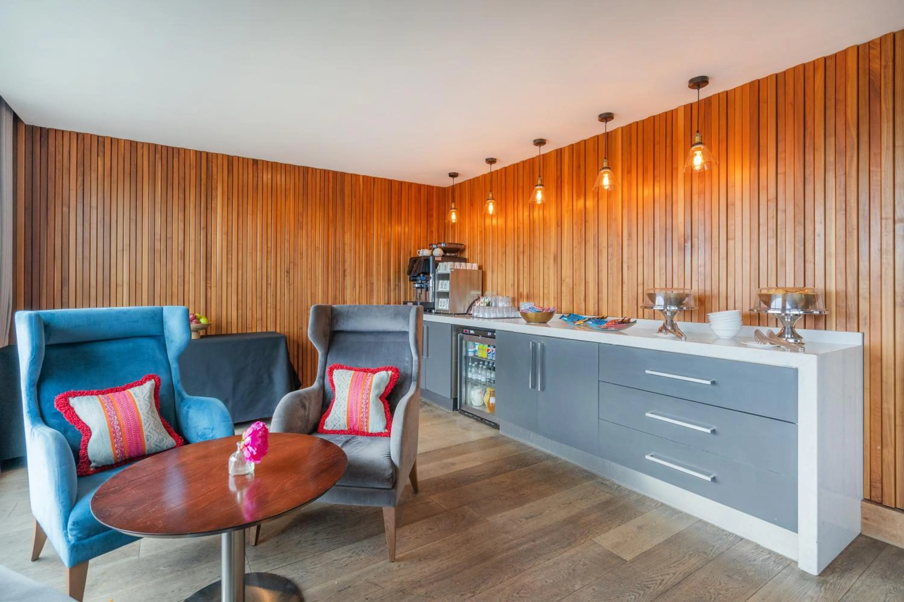 Lounge or bar in Crowne Plaza Newcastle - Stephenson Quarter by IHG