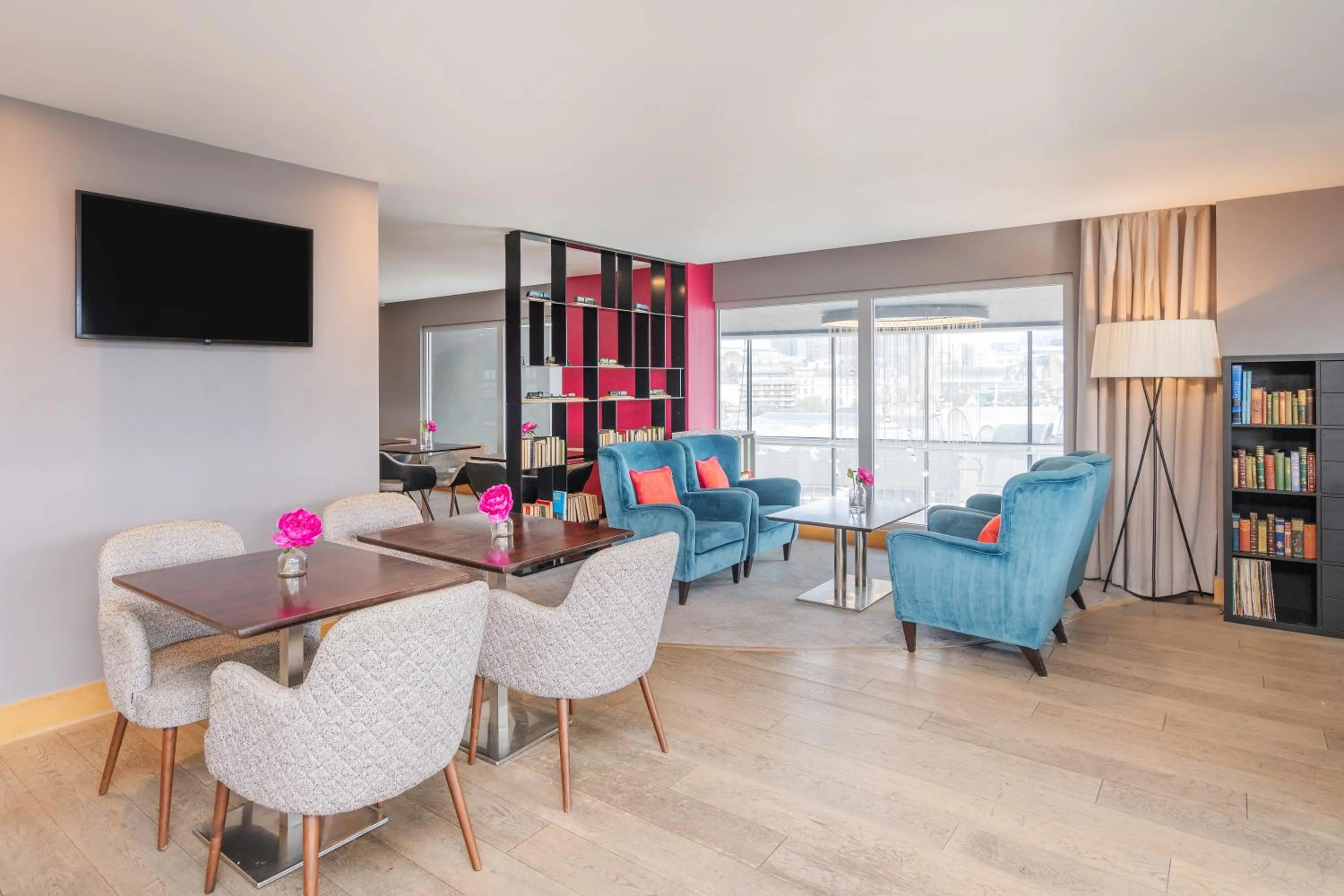 Lounge or bar in Crowne Plaza Newcastle - Stephenson Quarter by IHG