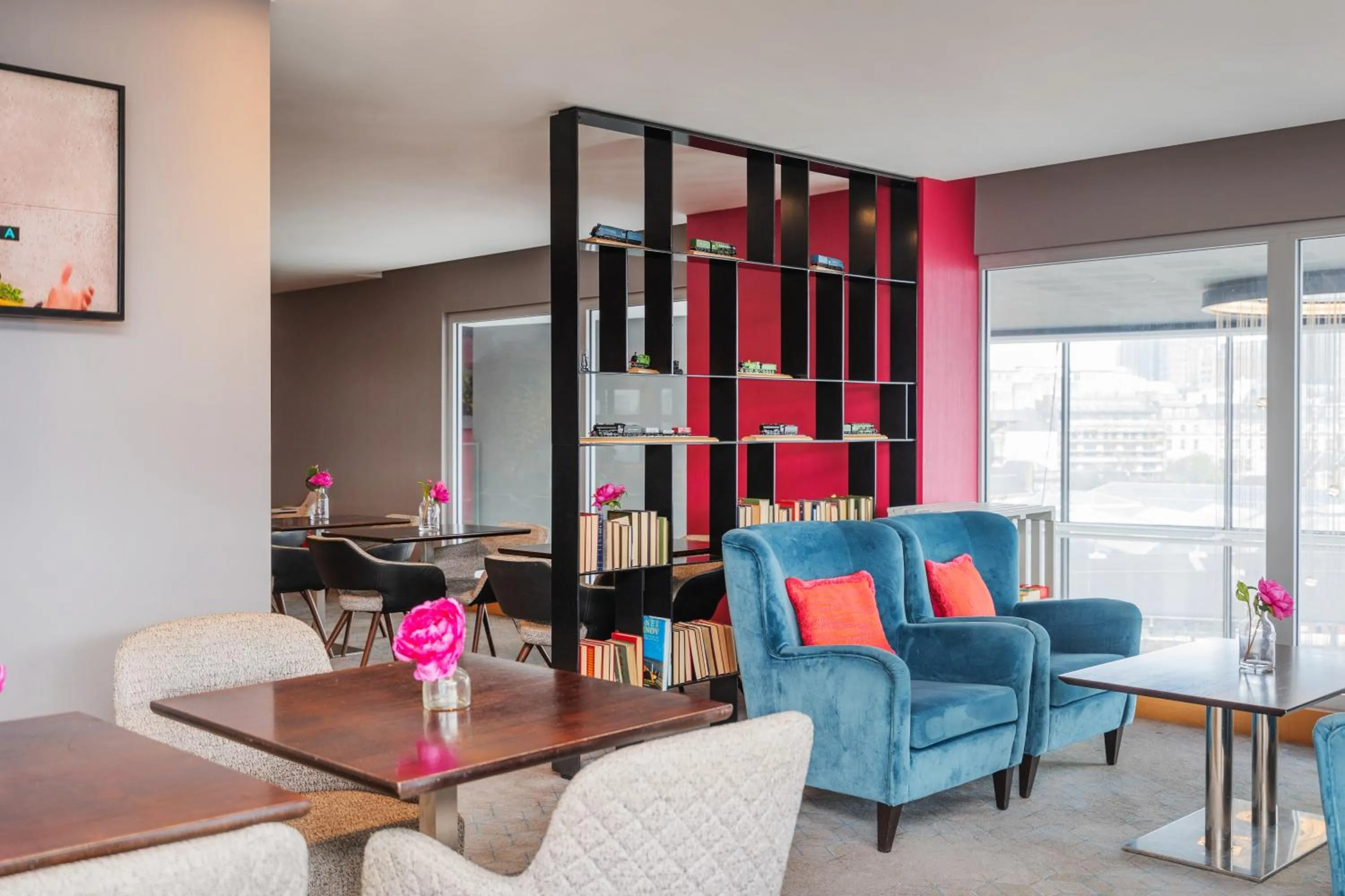 Lounge or bar in Crowne Plaza Newcastle - Stephenson Quarter by IHG