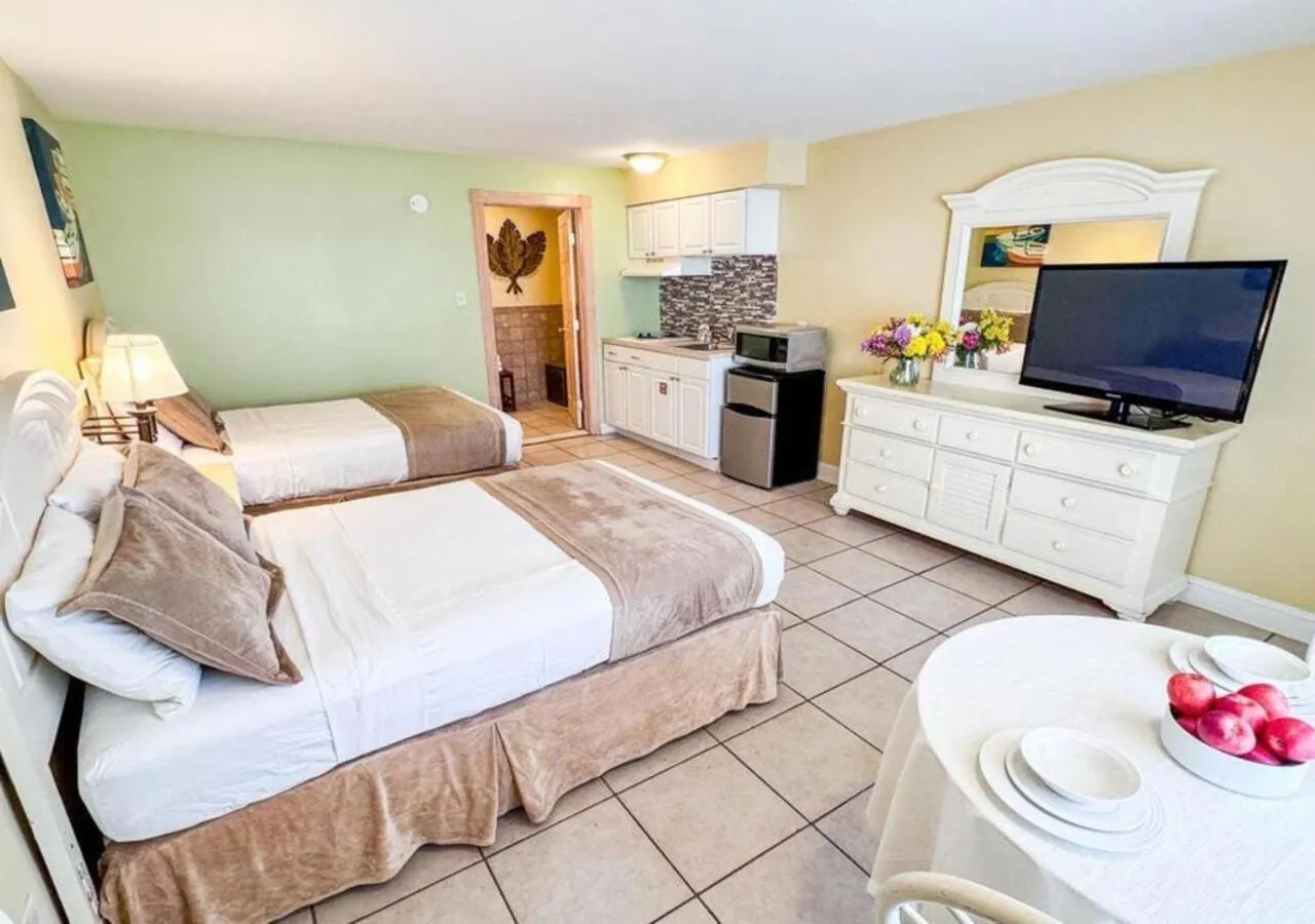 Kitchen or kitchenette, Bed in Aqua Beach Hotel